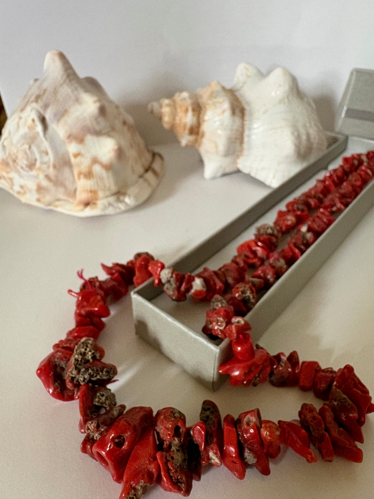 Vintage rote Korallenkette – lange Kette mit naturbelassenen Korallenstücken, ca. 65 cm