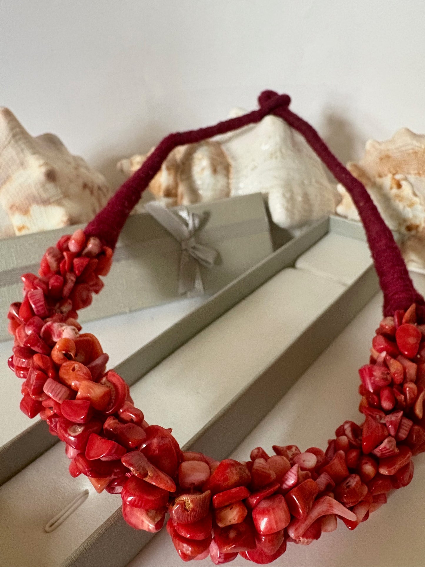 Vintage rote Korallenkette – opulentes Collier mit textiler Schnur, ca. 39 cm