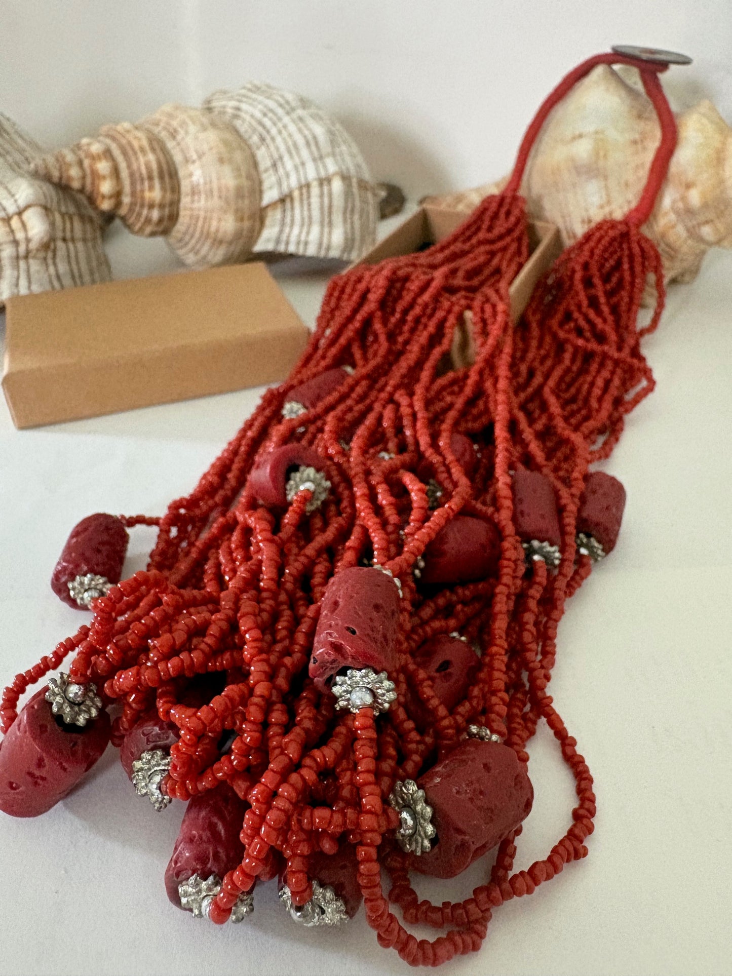 Mehrreihige Vintage-Korallenkette in kräftigem Rot – opulentes Statement-Collier mit textilem Verschluss