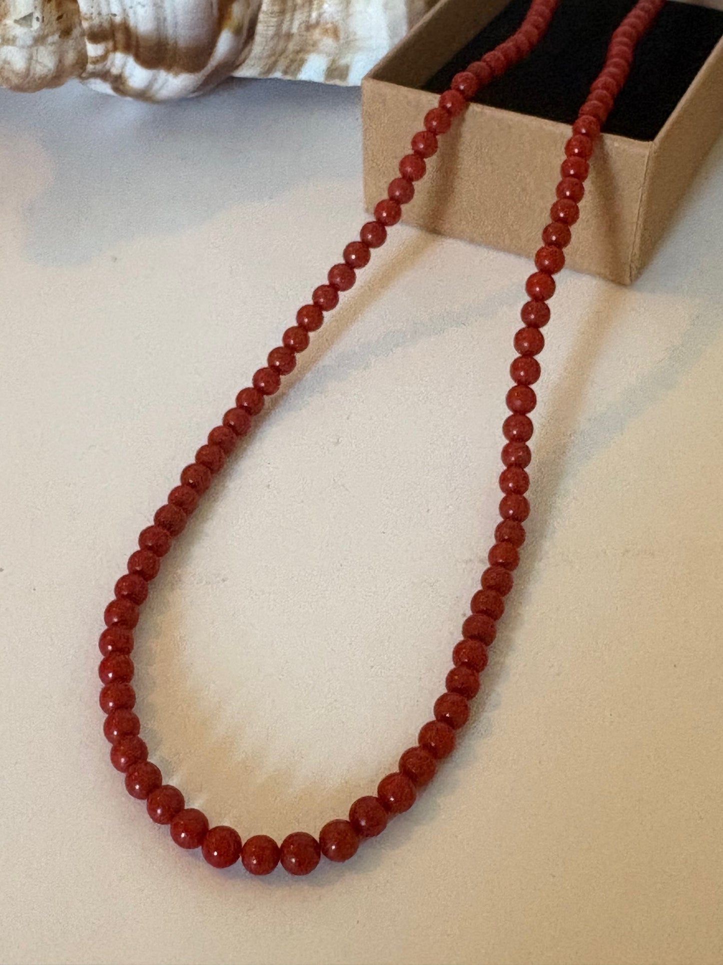 Klassische Vintage Korallenkette 45 cm – Rot-Orange Kugelperlen mit Goldoptik Verschluss