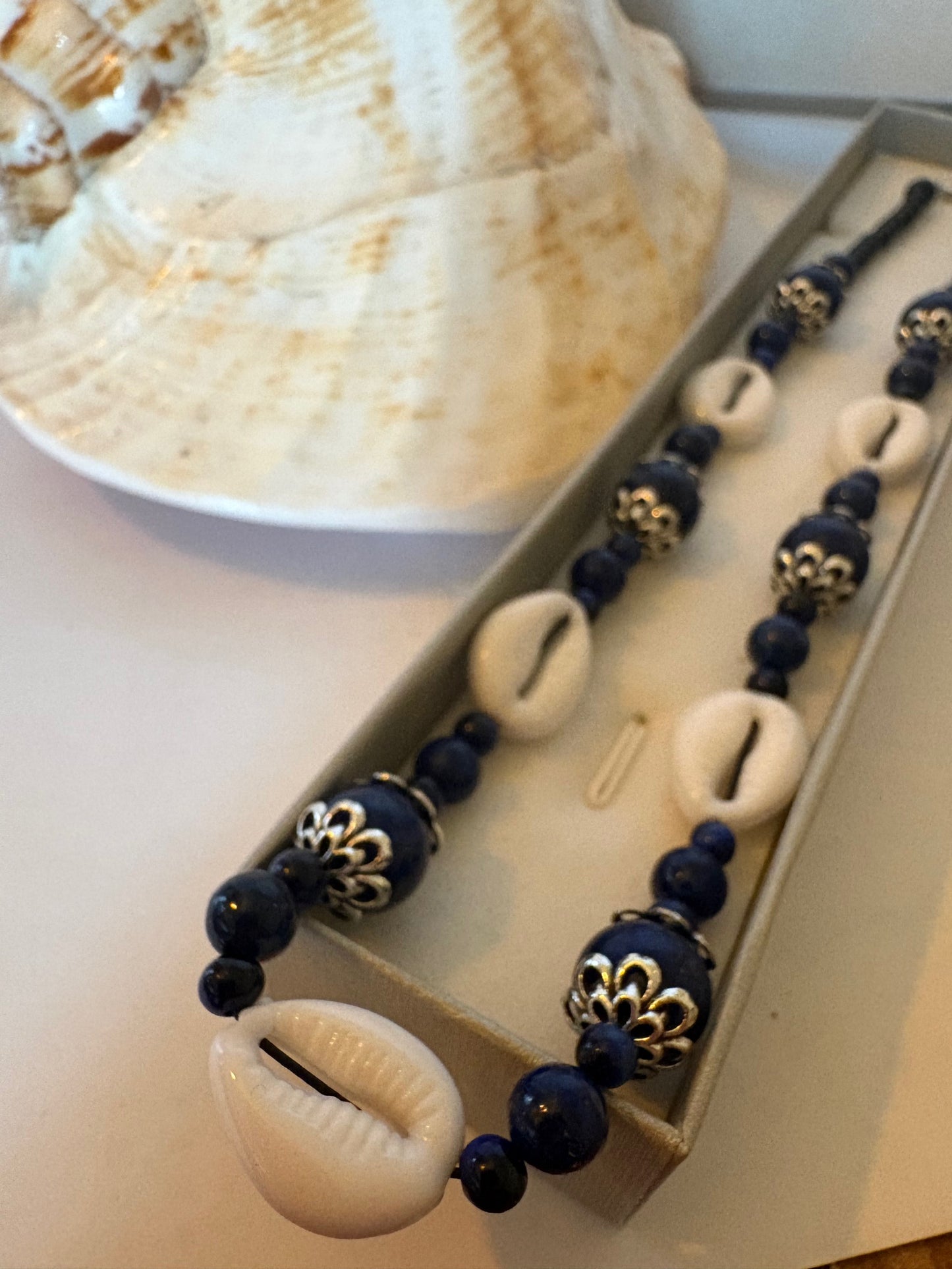 Handgefertigte Lapislazuli-Kette mit Muscheln – ca. 41,5 cm