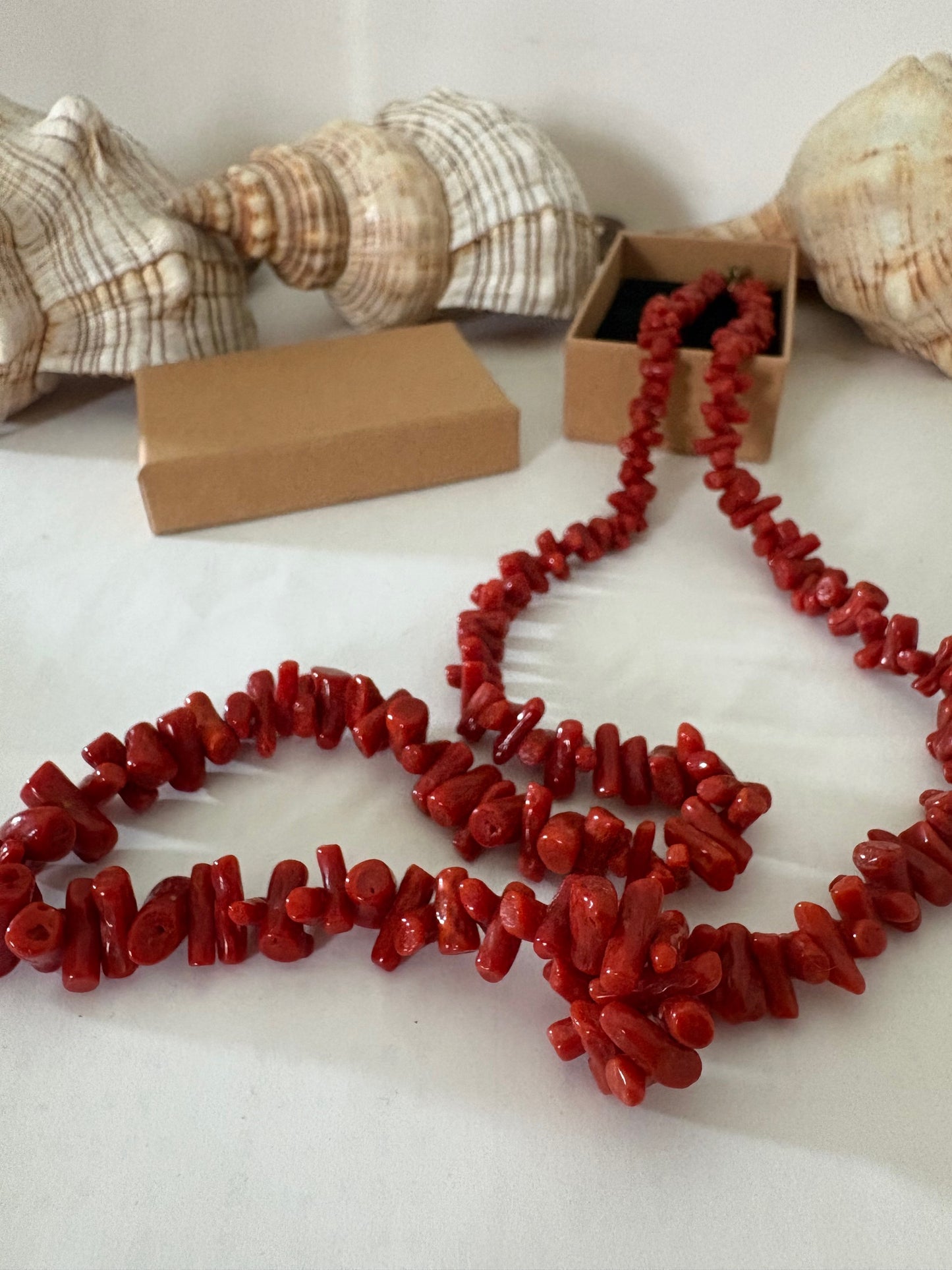 Lange Vintage-Korallenkette in kräftigem Rot – klassisches Collier mit natürlicher Ausstrahlung
