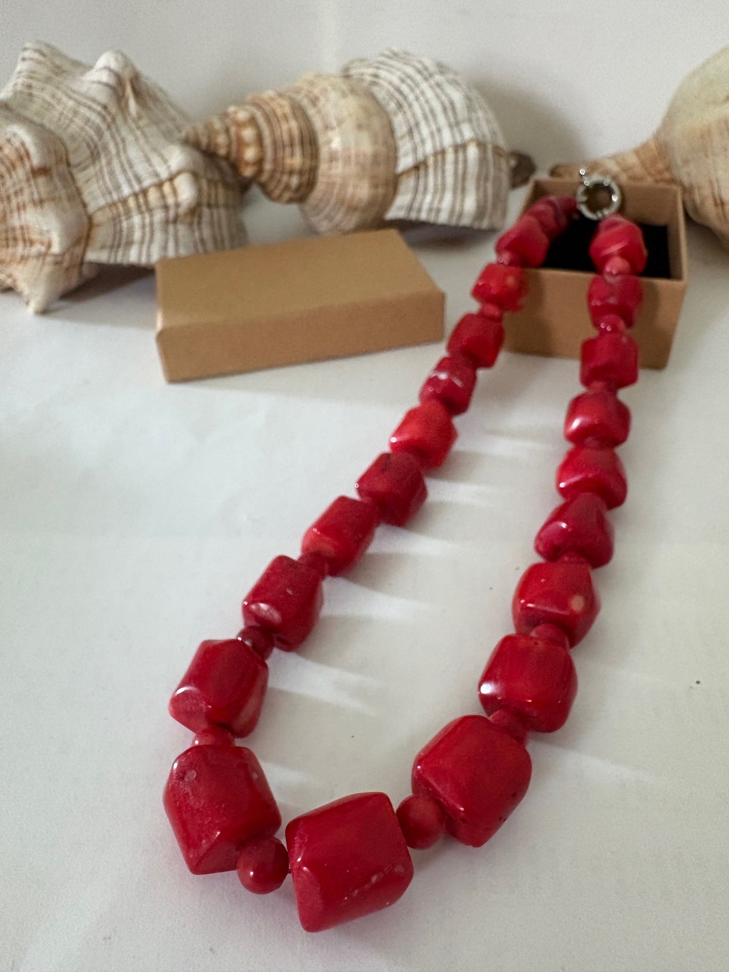 Klassische Vintage-Korallenkette in kräftigem Rot mit geometrischen Perlen