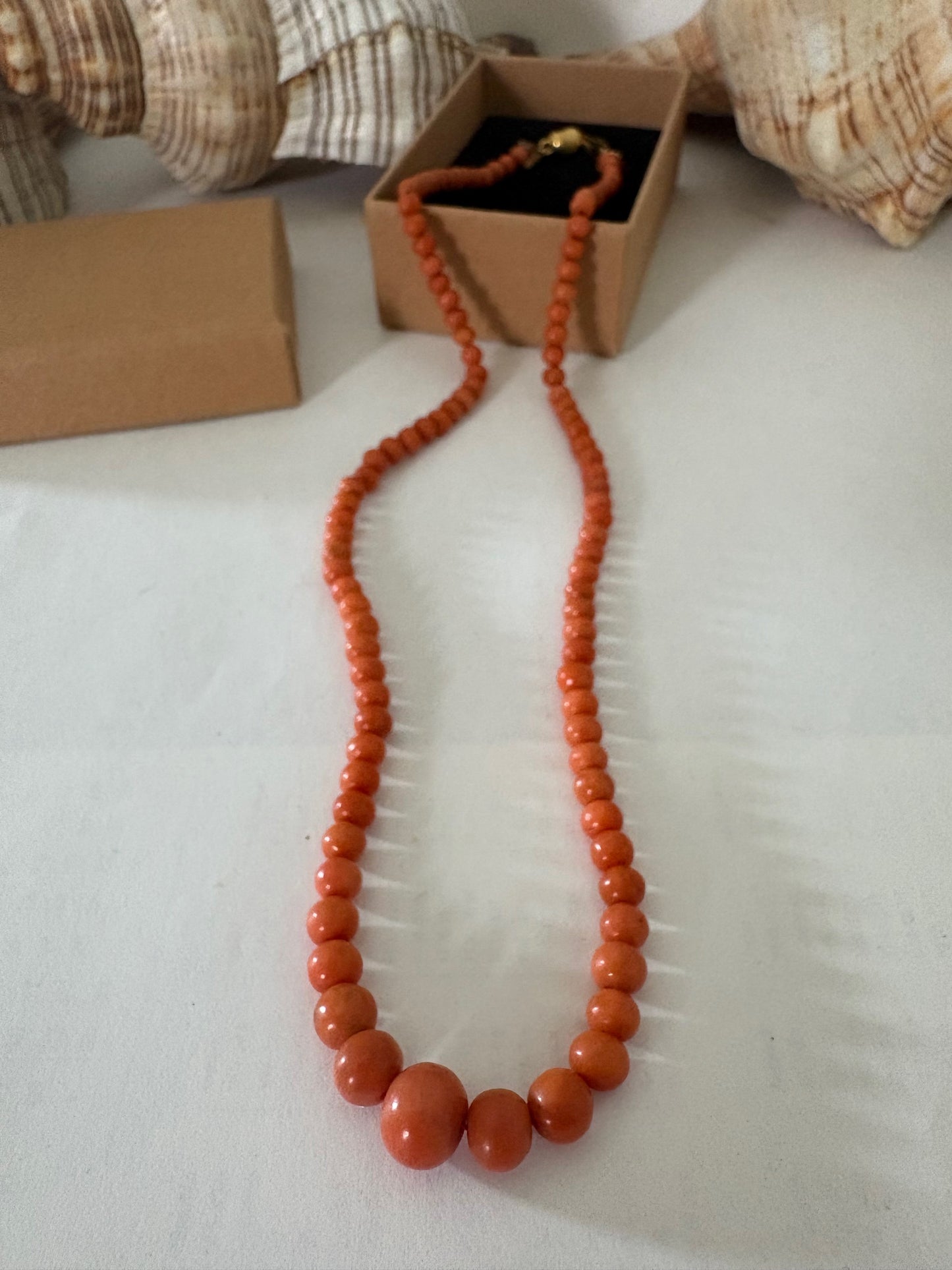 Vintage Korallenkette mit 333 Gold Tulpenverschluss – Fein abgestufte Rot-Orange Perlen – 42,5 cm