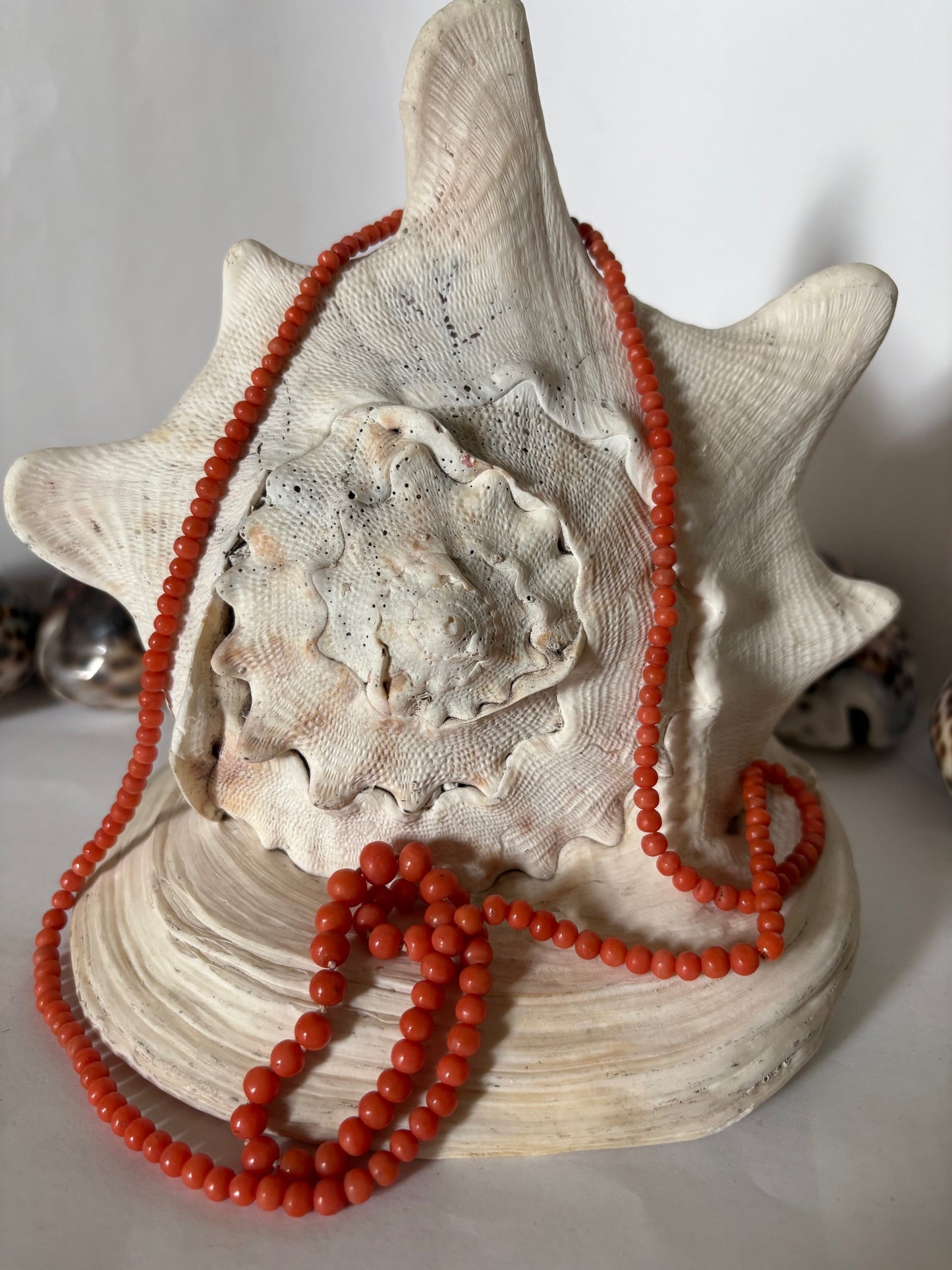 Lange Vintage Korallenkette 80 cm – Lachsrote Perlenkette mit Kastenschließe