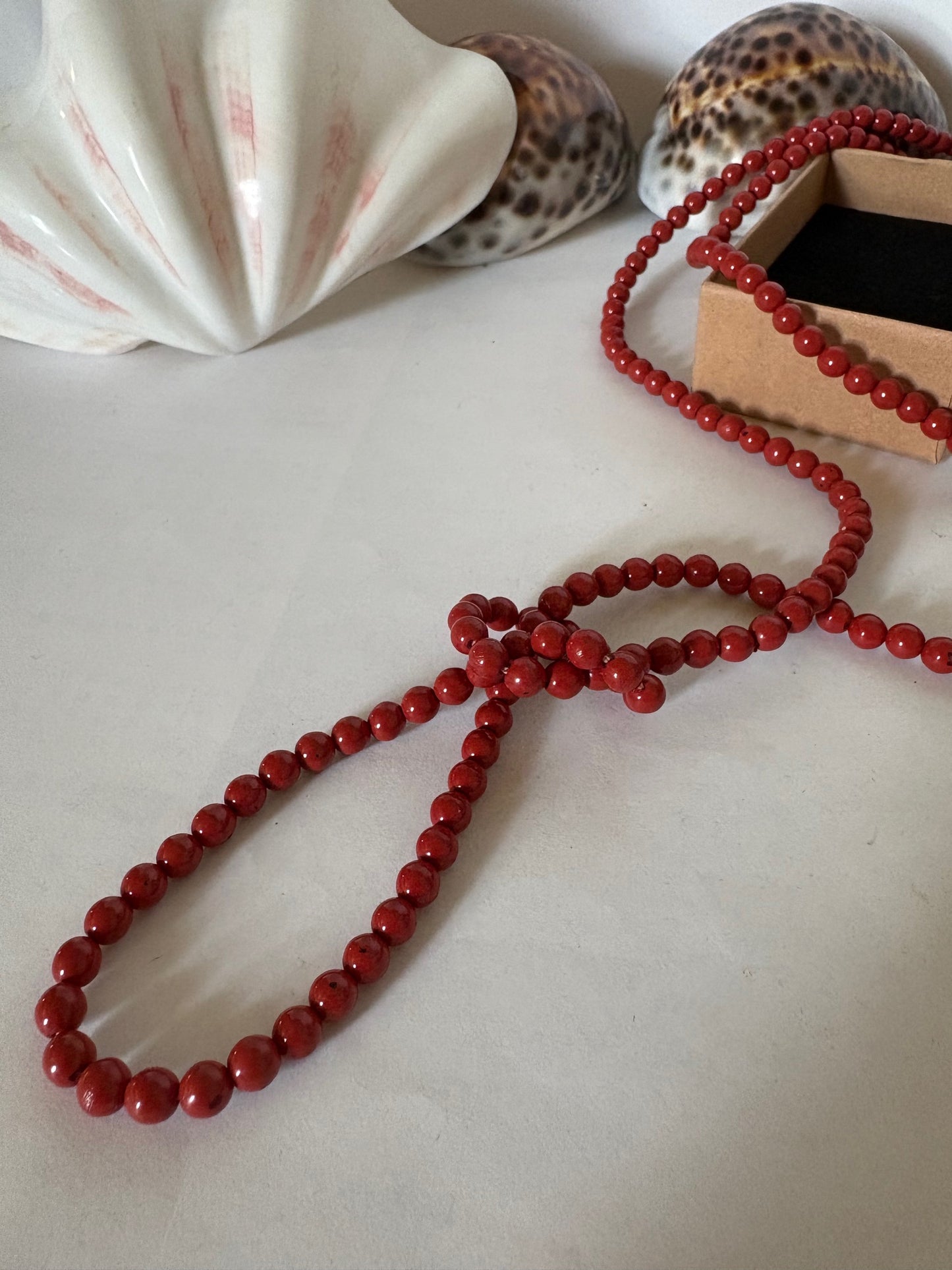 Lange Vintage Korallenkette mit Kugeln in intensivem Rot – 118 cm