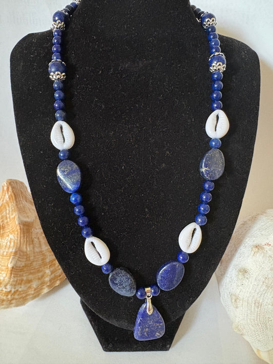 Handgefertigte Lapislazuli-Muschelkette mit Lapis-Anhänger ca. 51 cm