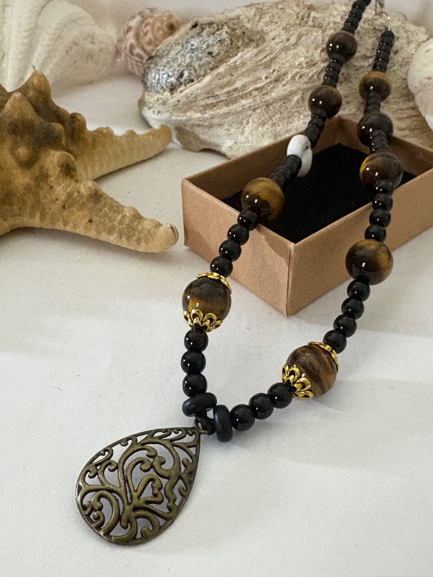 Handgefertigte Tigerauge-Kette mit Ornament-Anhänger – 40 cm – Boho Unikat