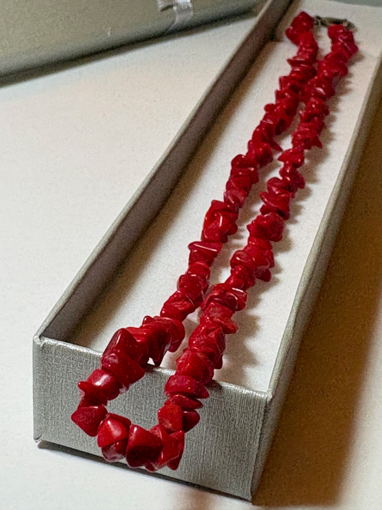 Vintage Korallenkette Kräftiges Rot – Halsnahe Naturform 39,5 cm