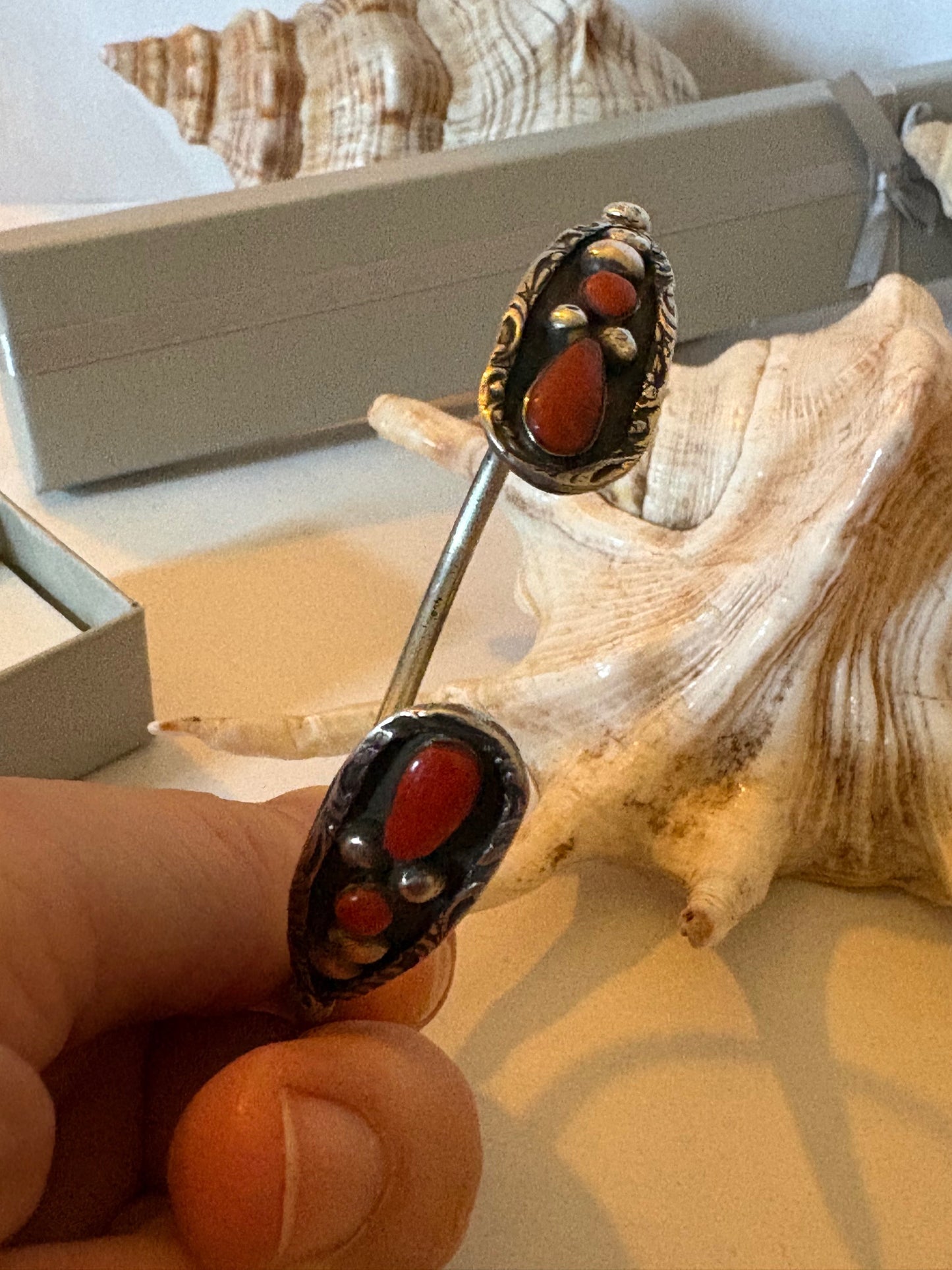 Silberner Vintage-Armreif mit roter Koralle – klassischer Statement-Armreif