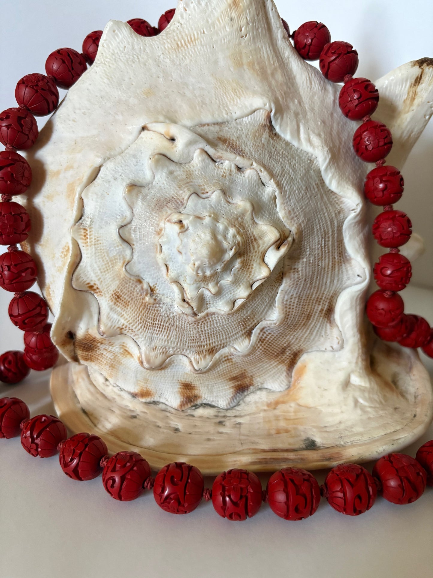 Vintage Zinnoberkette aus China – handgeschnitzt, ca. 75 cm