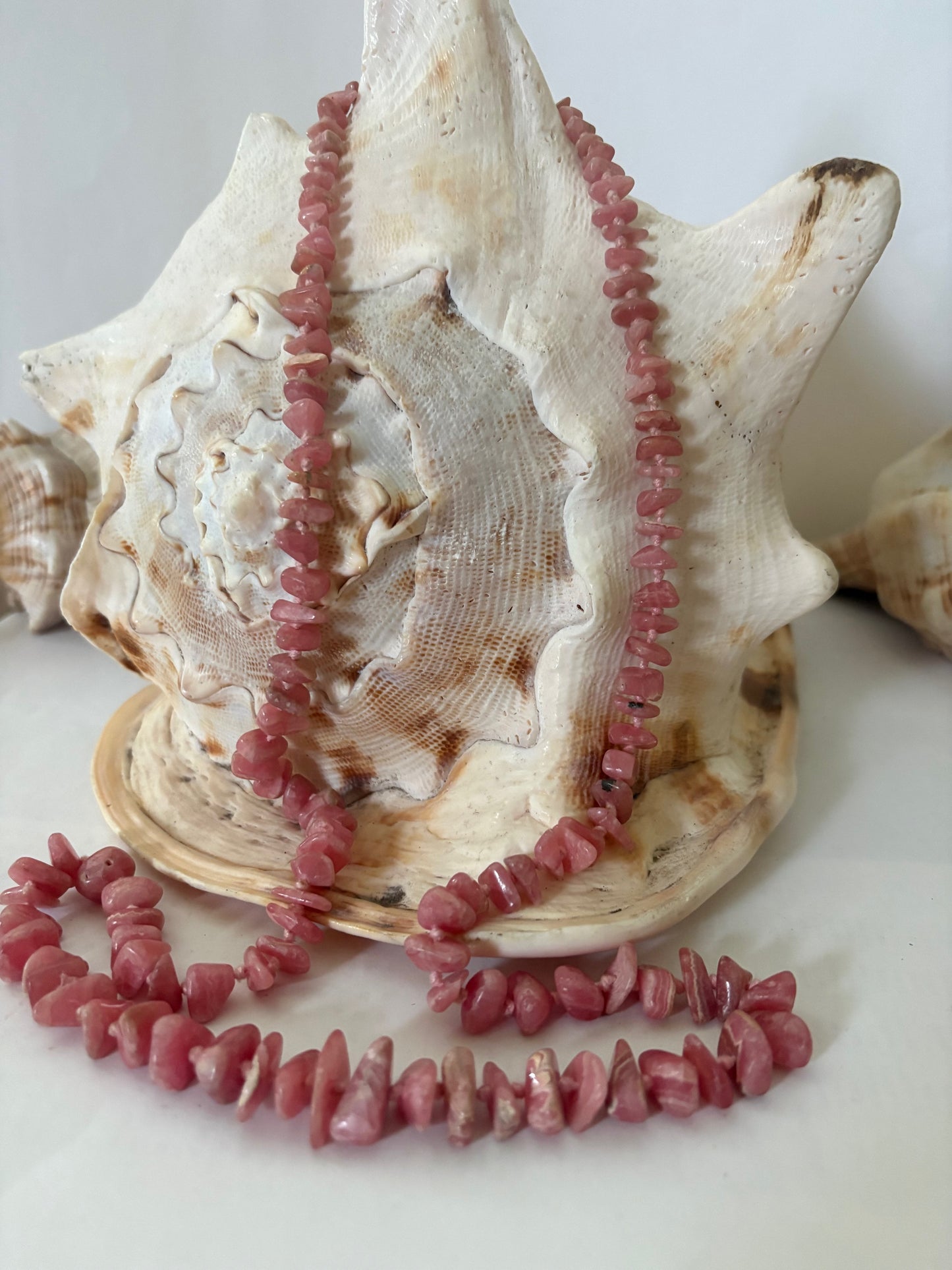 Lange Vintage-Rhodonitkette mit unregelmäßigen Steinelementen in Rosatönen