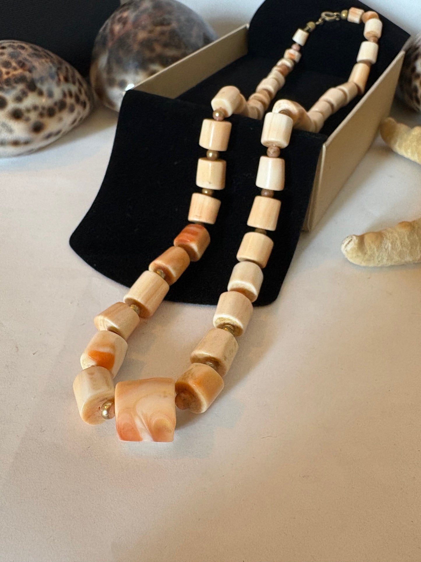Vintage Korallenkette Naturtöne – Zylindrische Perlen in Creme & Apricot – 46 cm