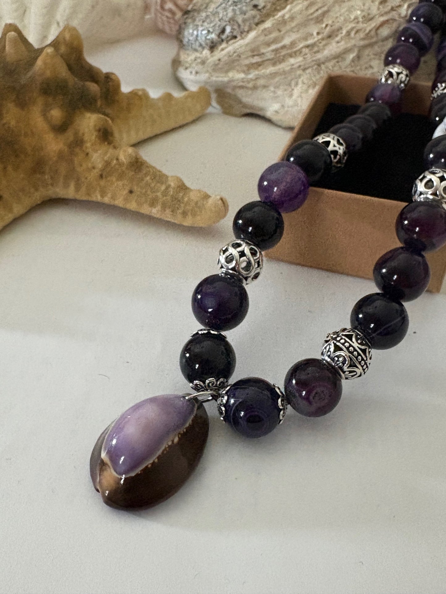 Handgefertigte Achat-Kette mit Muscheldetail – Lava & Metall – Boho Unikat