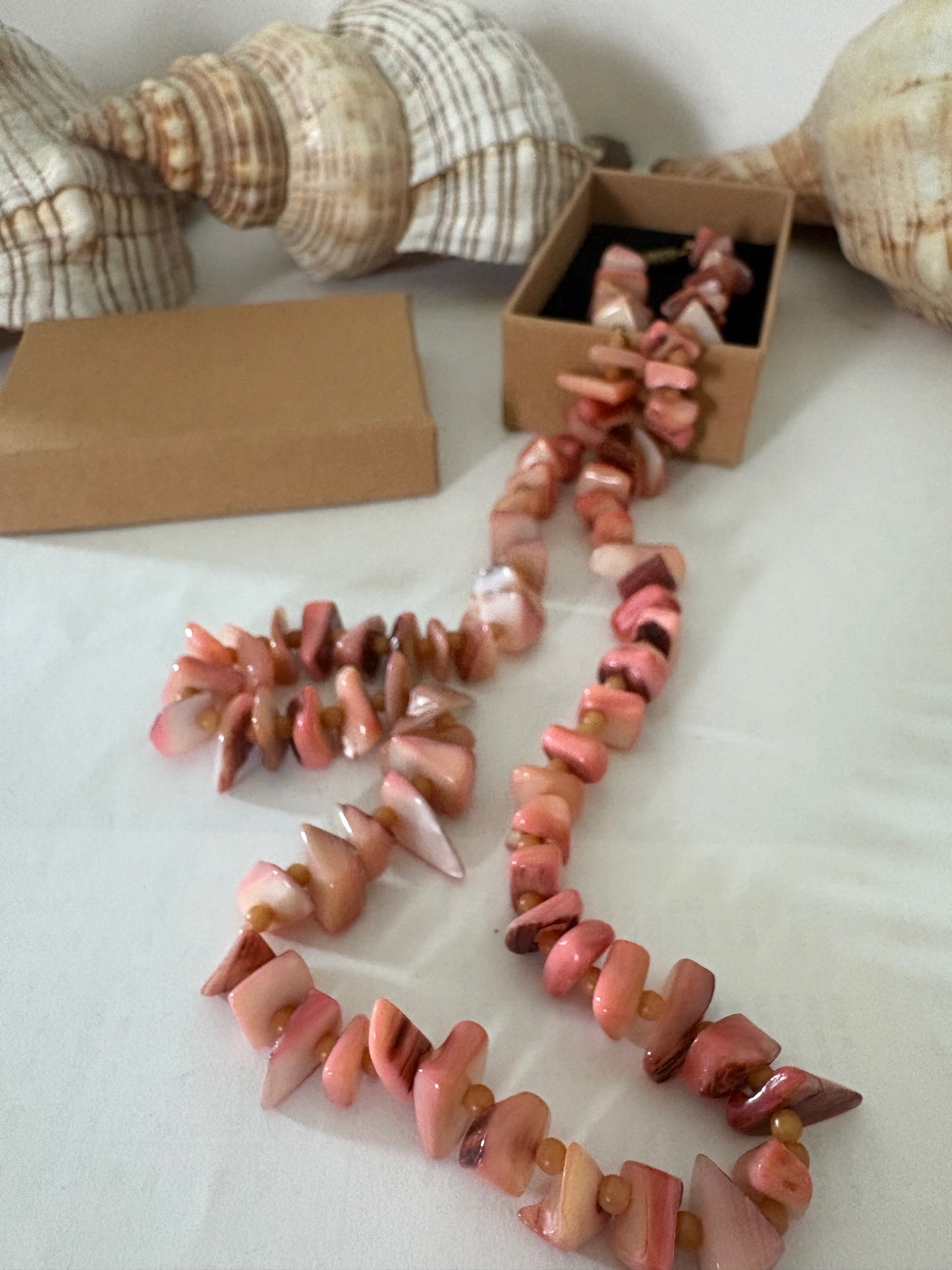 Vintage Kette in Rosé- und Cremetönen – organisch geformte Schmucksteine