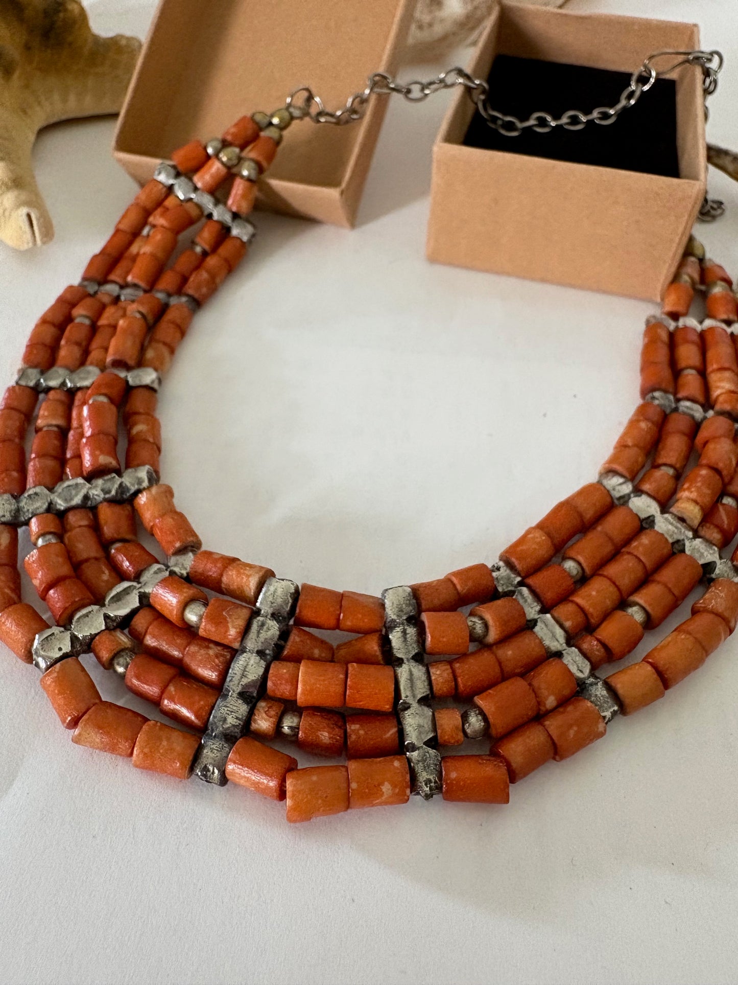 Mehrreihige Vintage-Korallenkette mit Metallelementen – klassisch & ausdrucksstark