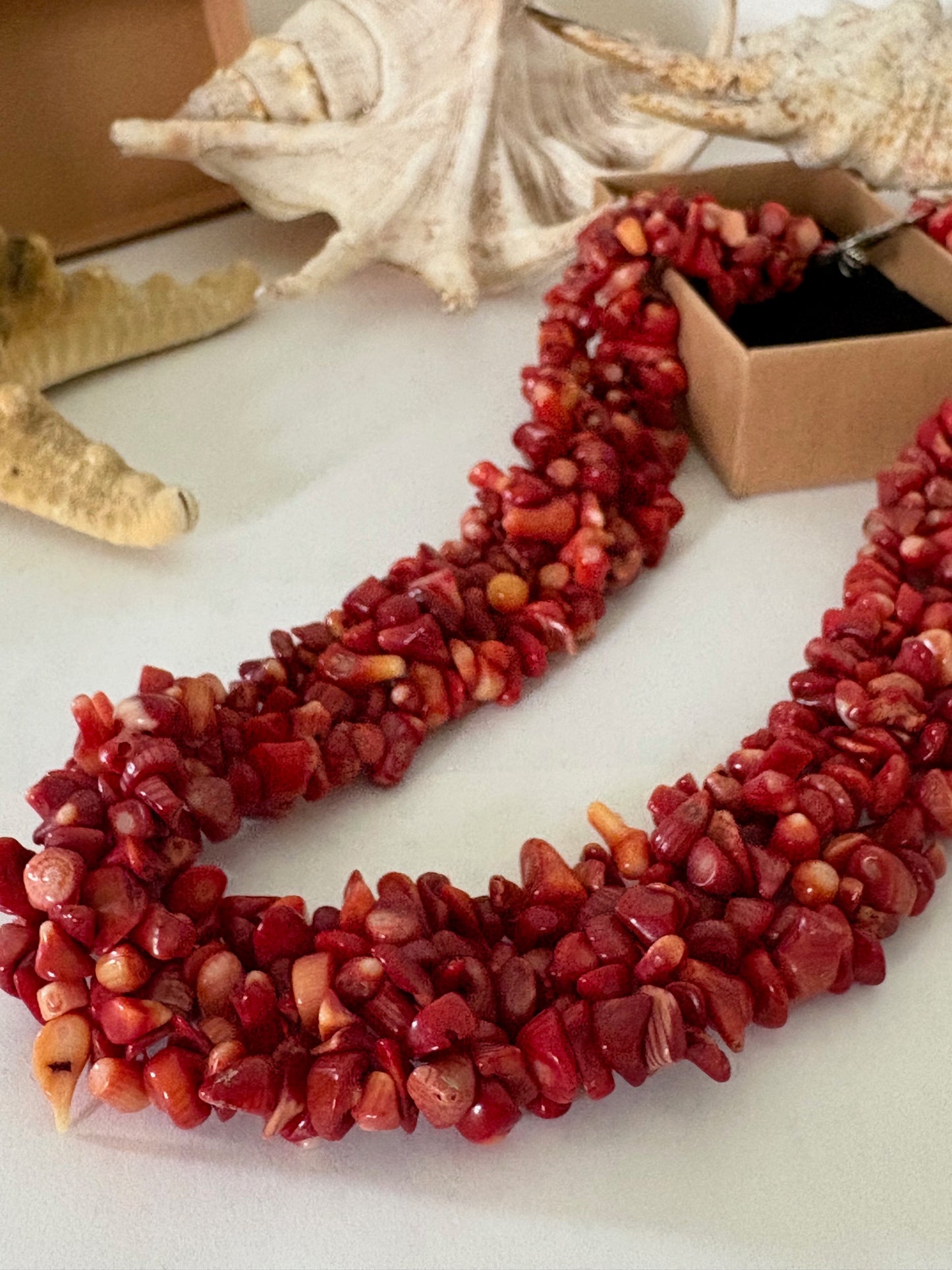 Vintage rote Korallenkette mit dekorativem Verschluss – klassisch & ausdrucksstark