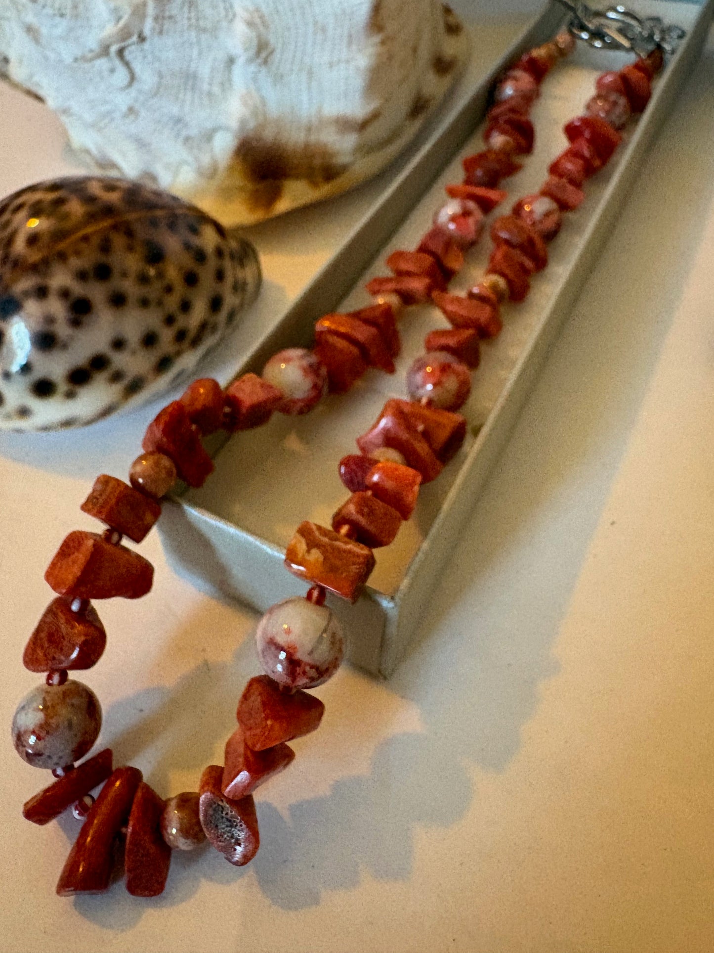 Vintage Korallenkette aus Schaumkoralle & Jaspis mit dekorativem Verschluss