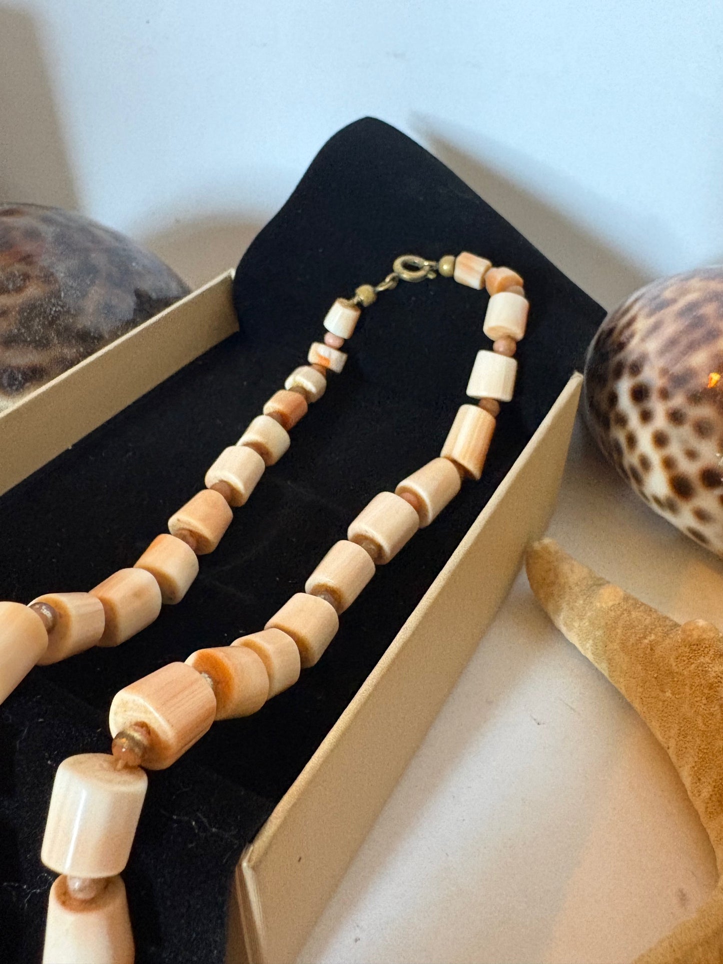 Vintage Korallenkette Naturtöne – Zylindrische Perlen in Creme & Apricot – 46 cm