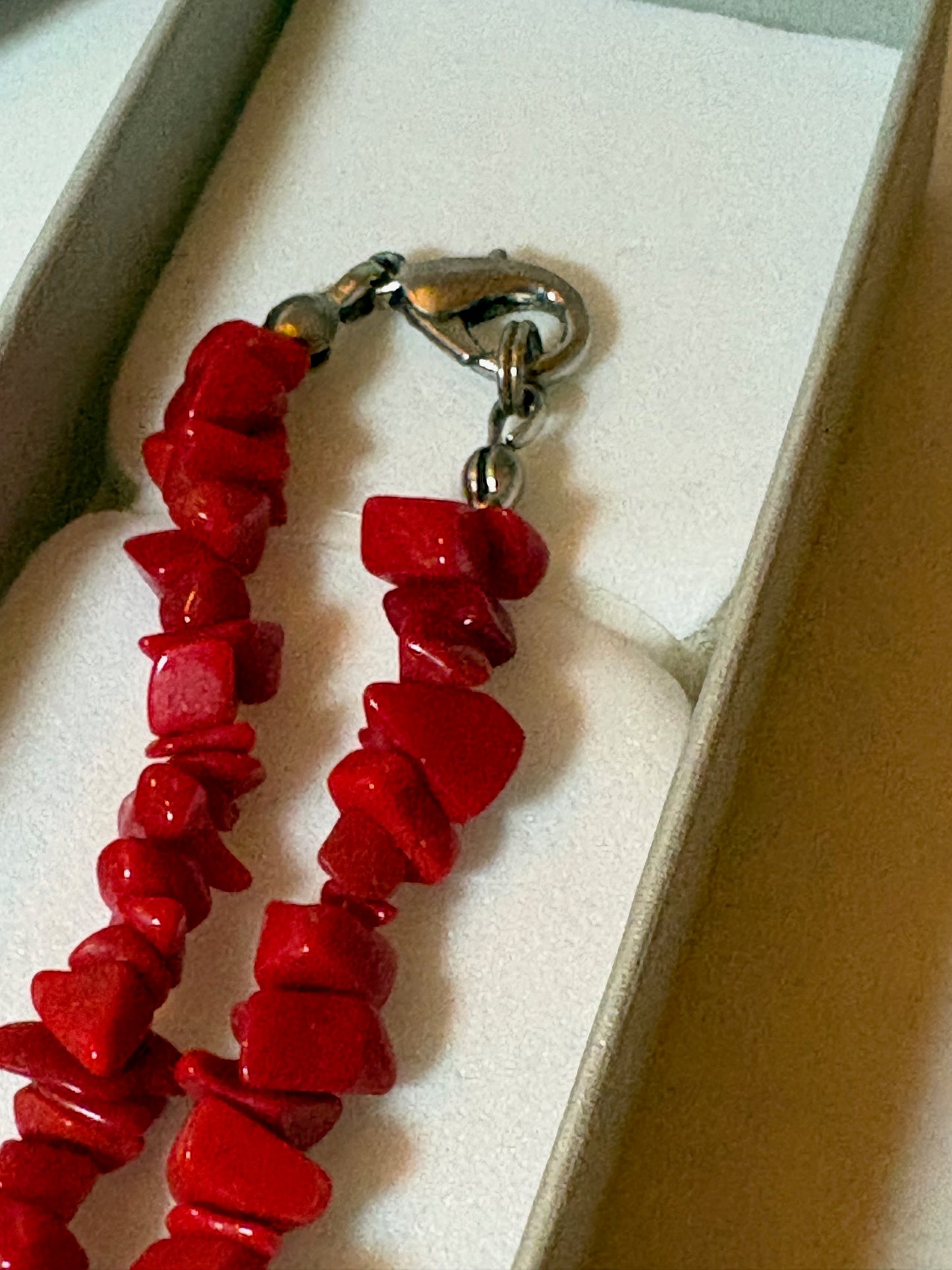 Vintage Korallenkette Kräftiges Rot – Halsnahe Naturform 39,5 cm