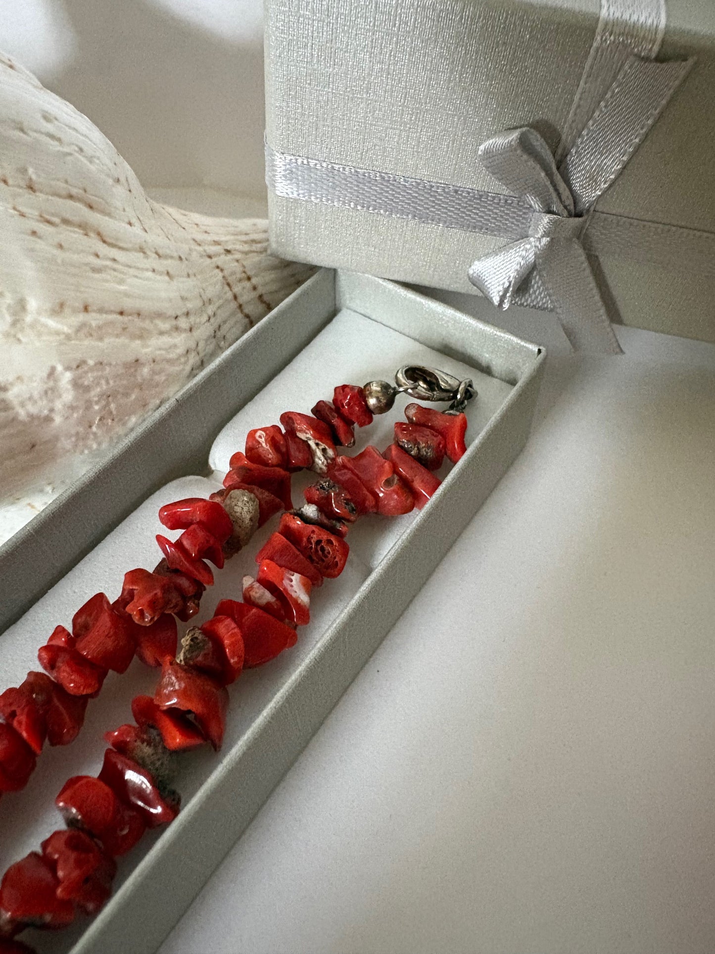 Vintage rote Korallenkette – lange Kette mit naturbelassenen Korallenstücken, ca. 65 cm