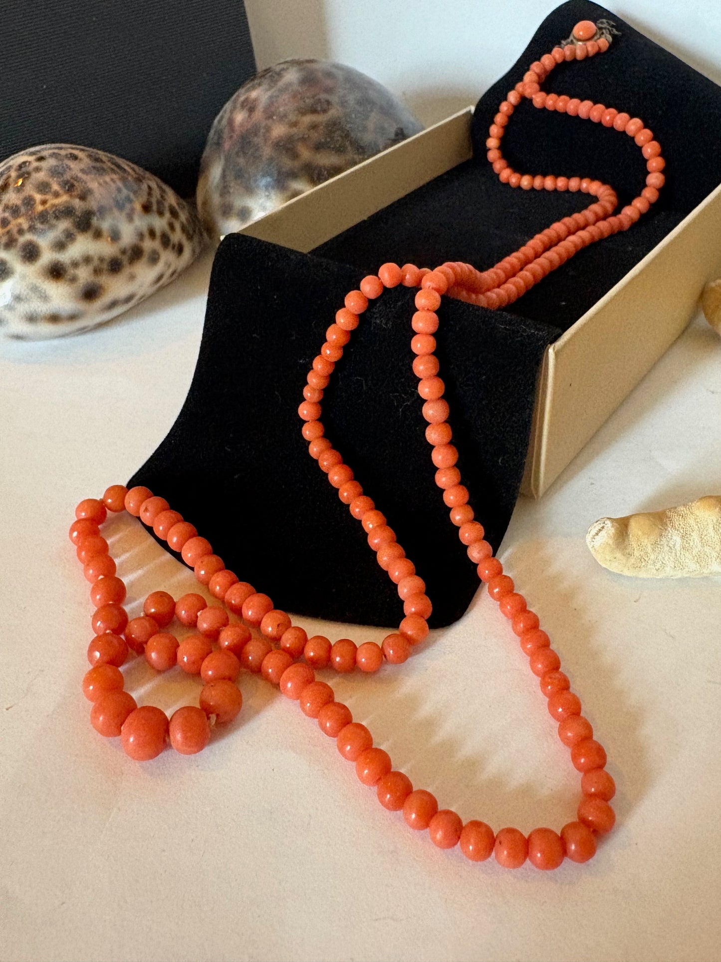 Lange Vintage Korallenkette 80 cm – Lachsrote Perlenkette mit Kastenschließe