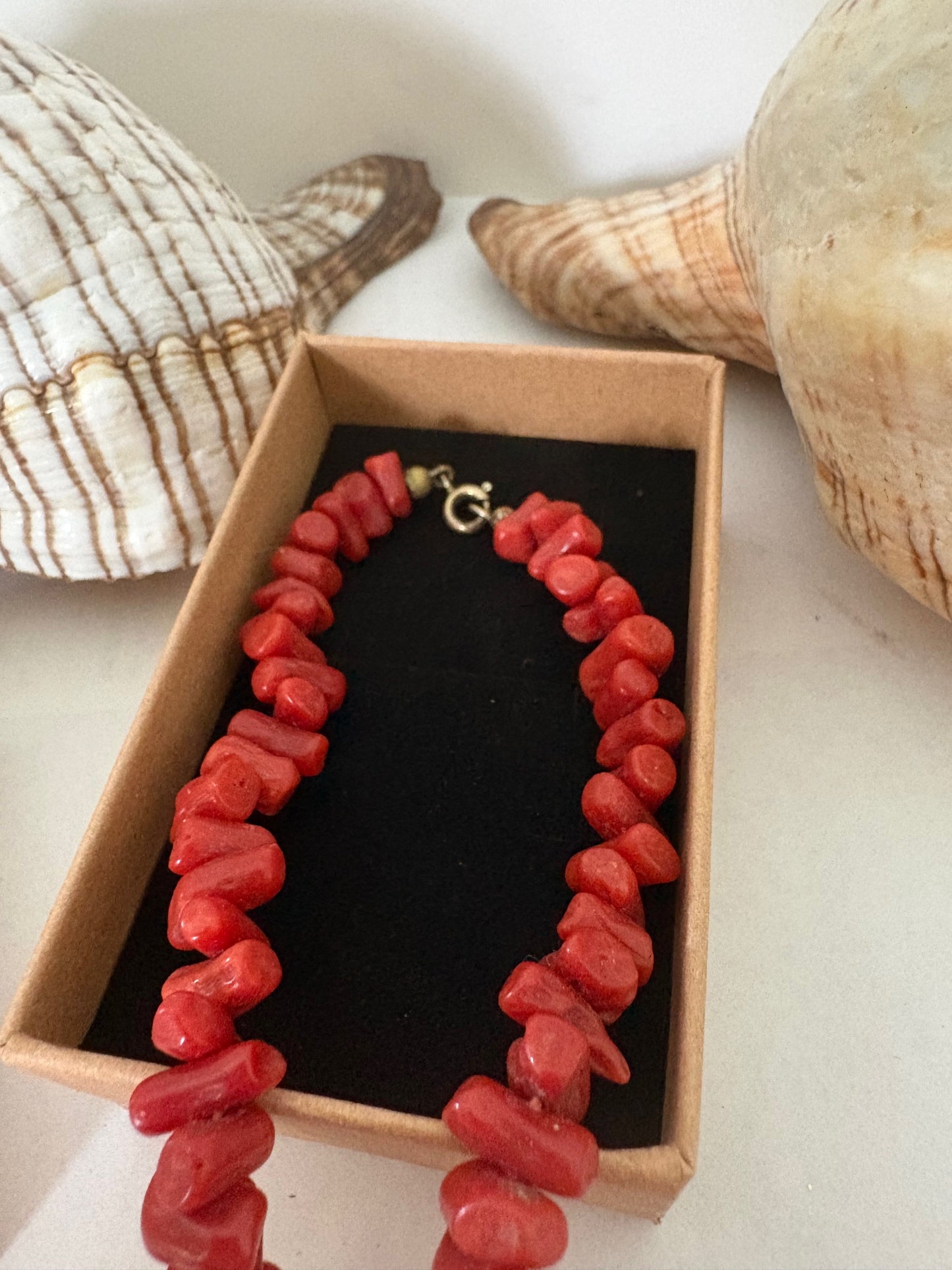 Lange Vintage-Korallenkette in kräftigem Rot – klassisches Collier mit natürlicher Ausstrahlung