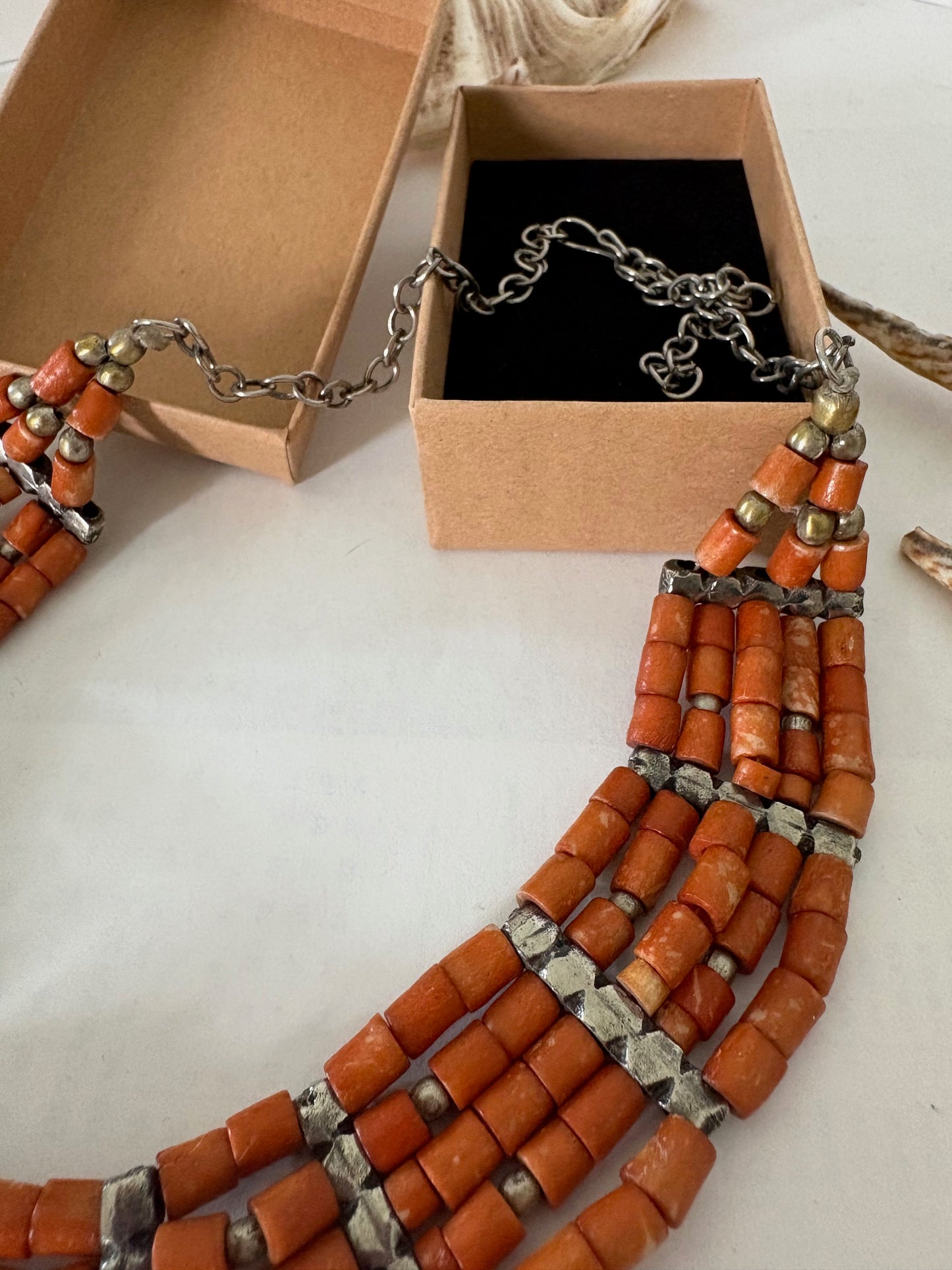 Mehrreihige Vintage-Korallenkette mit Metallelementen – klassisch & ausdrucksstark