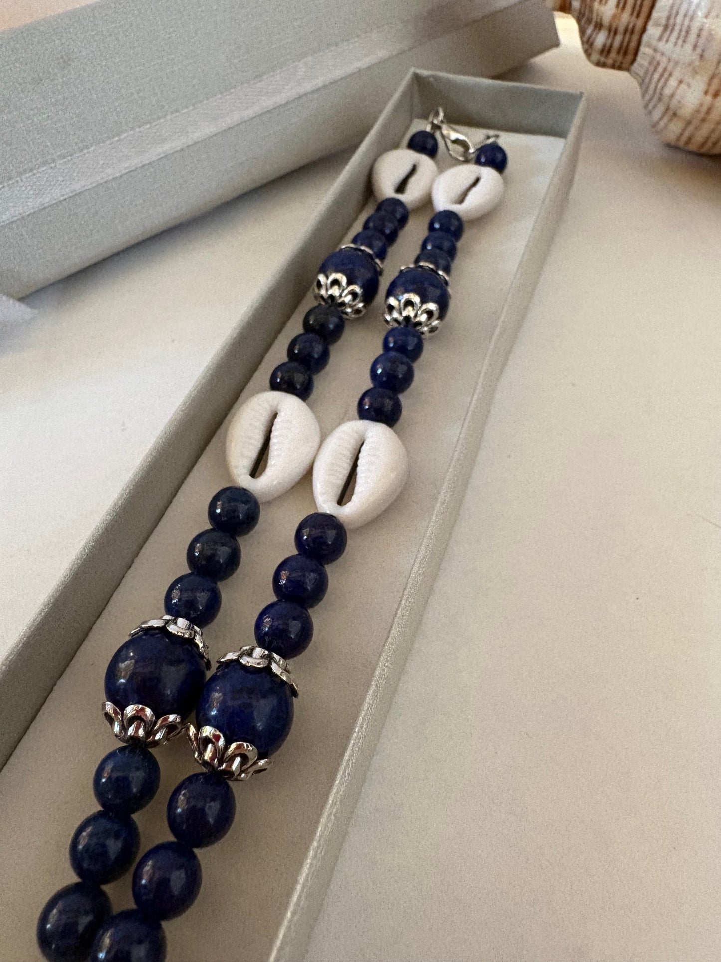 Handgefertigte Halskette aus Lapislazuli & Muscheln – ca. 47,5 cm