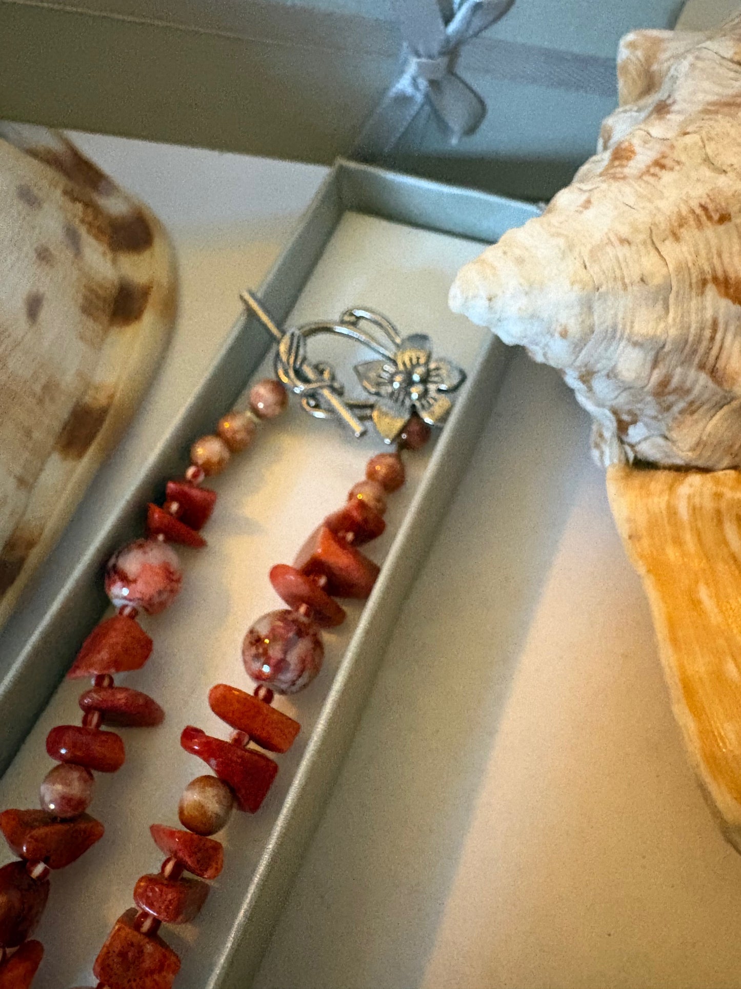 Vintage Korallenkette aus Schaumkoralle & Jaspis mit dekorativem Verschluss