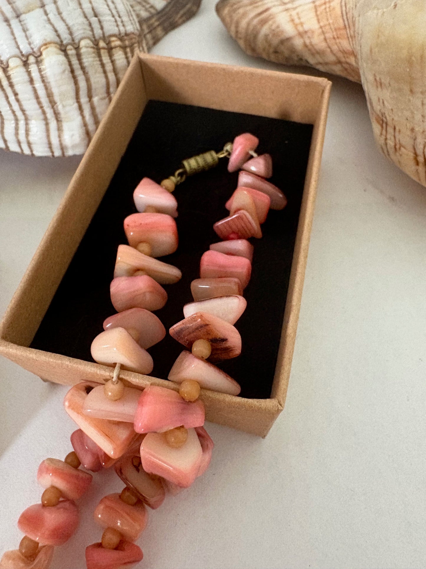 Vintage Kette in Rosé- und Cremetönen – organisch geformte Schmucksteine