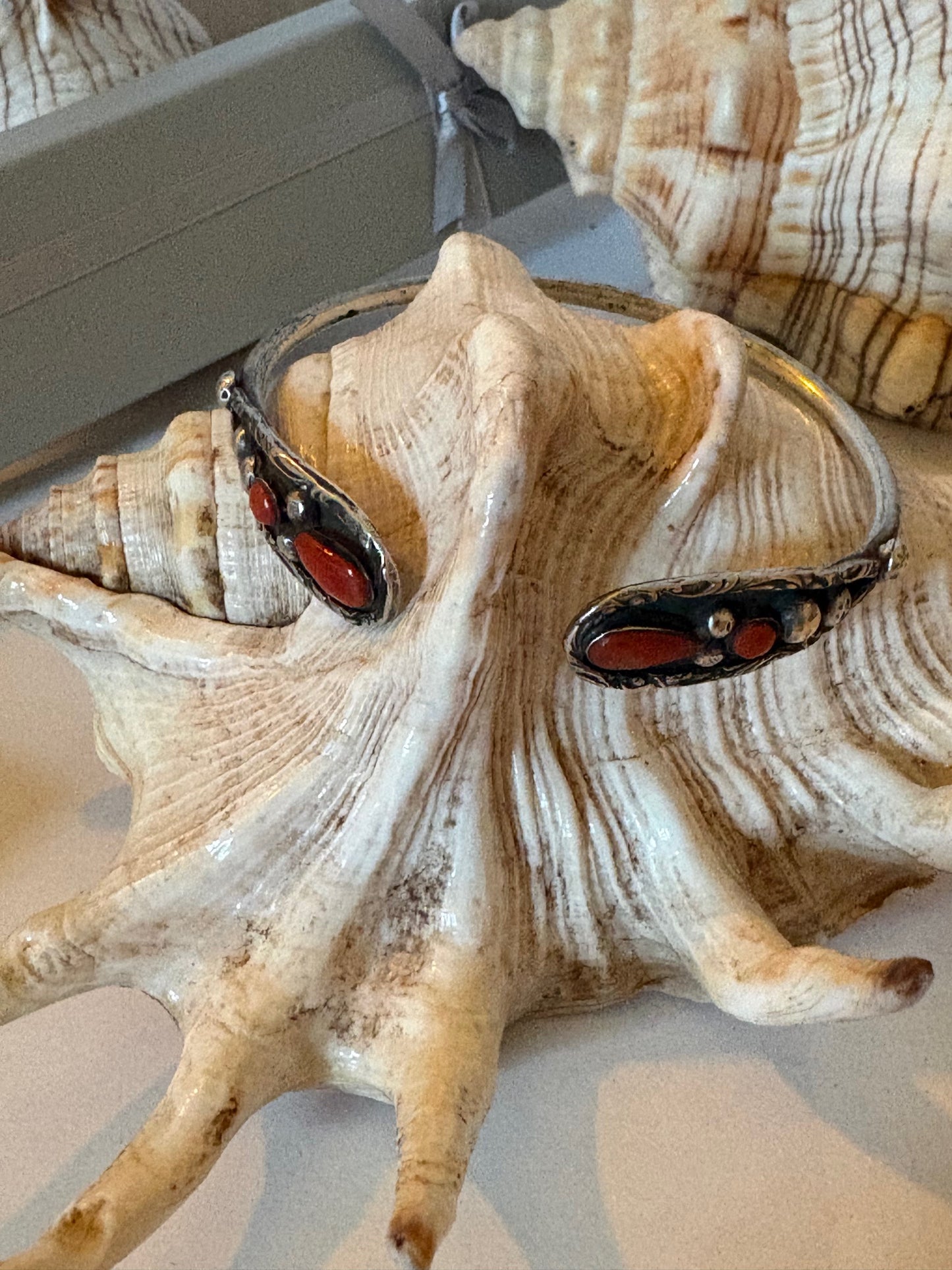 Silberner Vintage-Armreif mit roter Koralle – klassischer Statement-Armreif