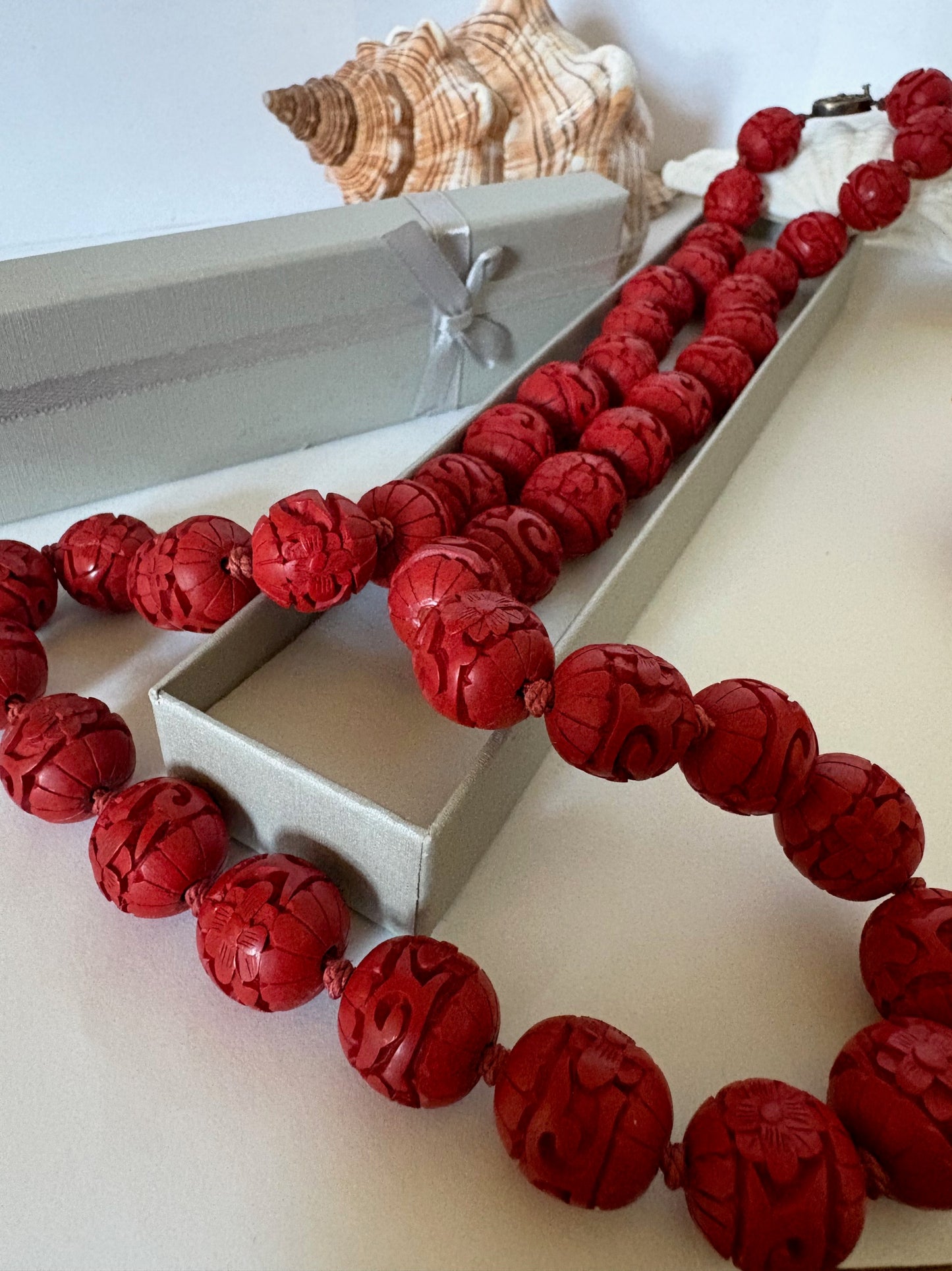 Vintage Zinnoberkette aus China – handgeschnitzt, ca. 75 cm