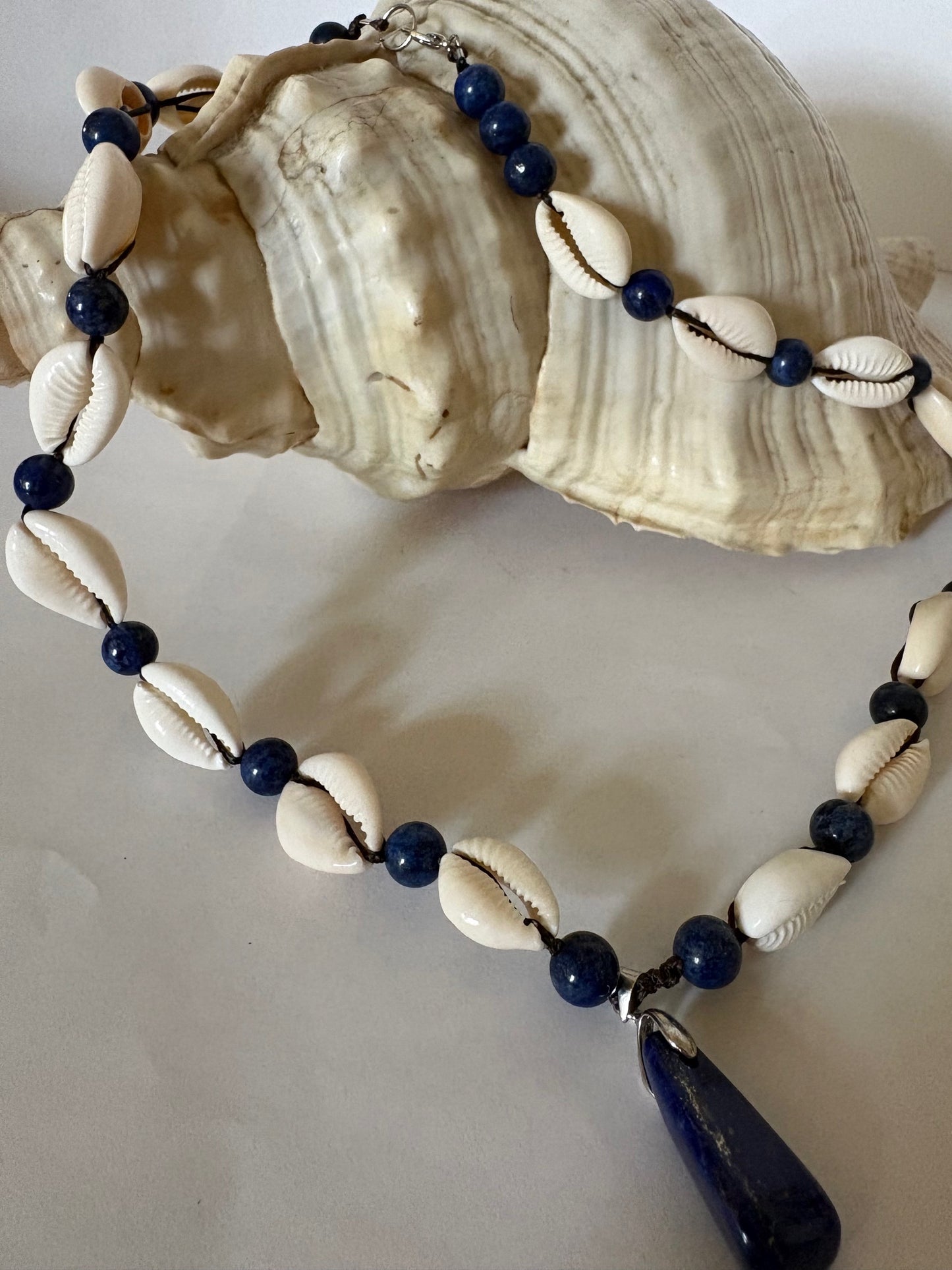 Handgefertigte Lapislazuli-Kette mit Muscheln & Lapislazuli-Anhänger – maritim & natürlich