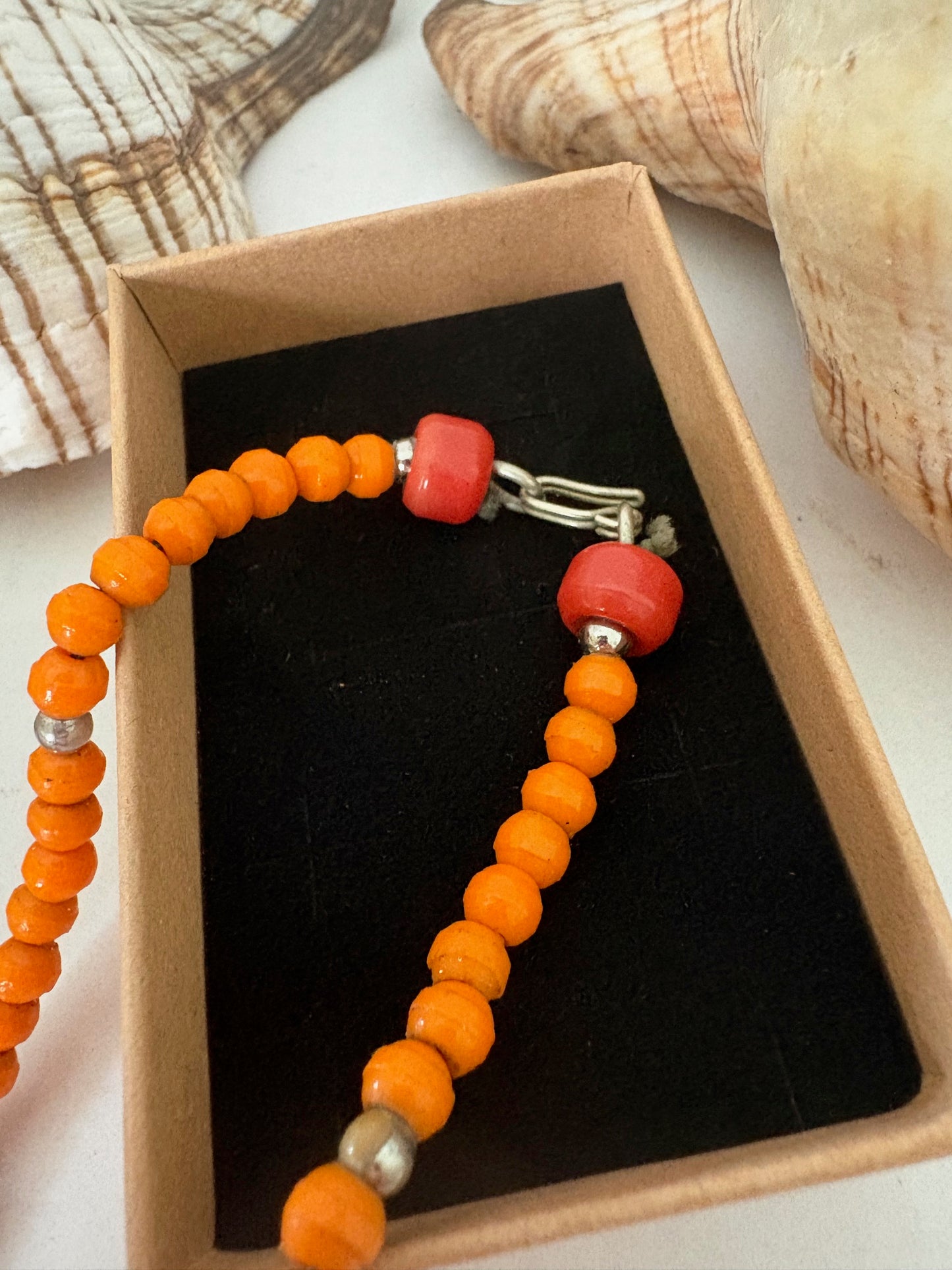 Klassische Vintage-Korallenkette in warmen Rot- und Orangetönen