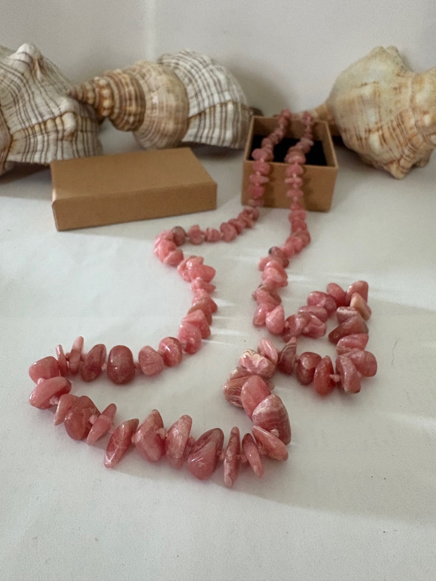 Lange Vintage-Rhodonitkette mit unregelmäßigen Steinelementen in Rosatönen