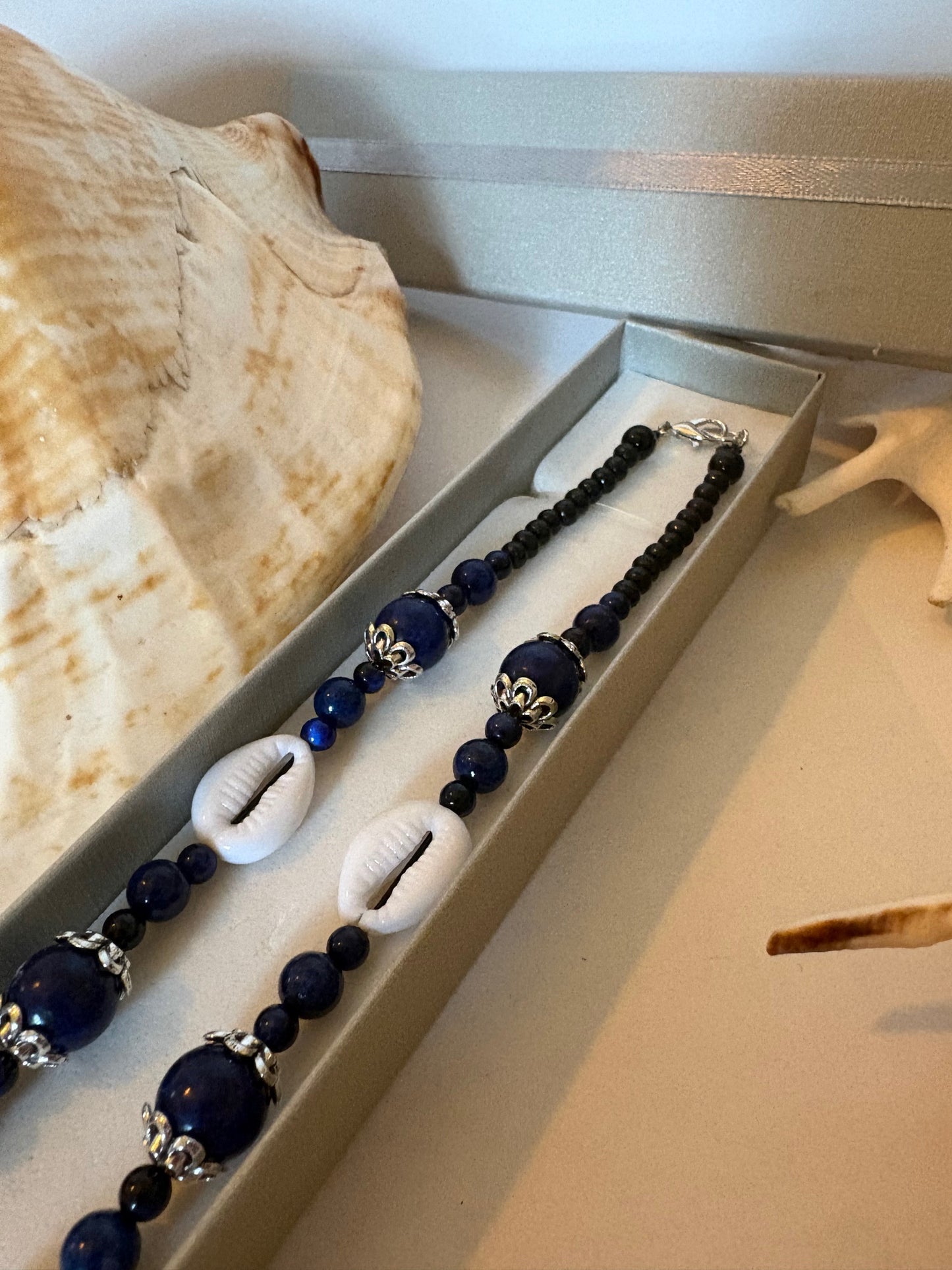 Handgefertigte Lapislazuli-Kette mit Muscheln – ca. 41,5 cm