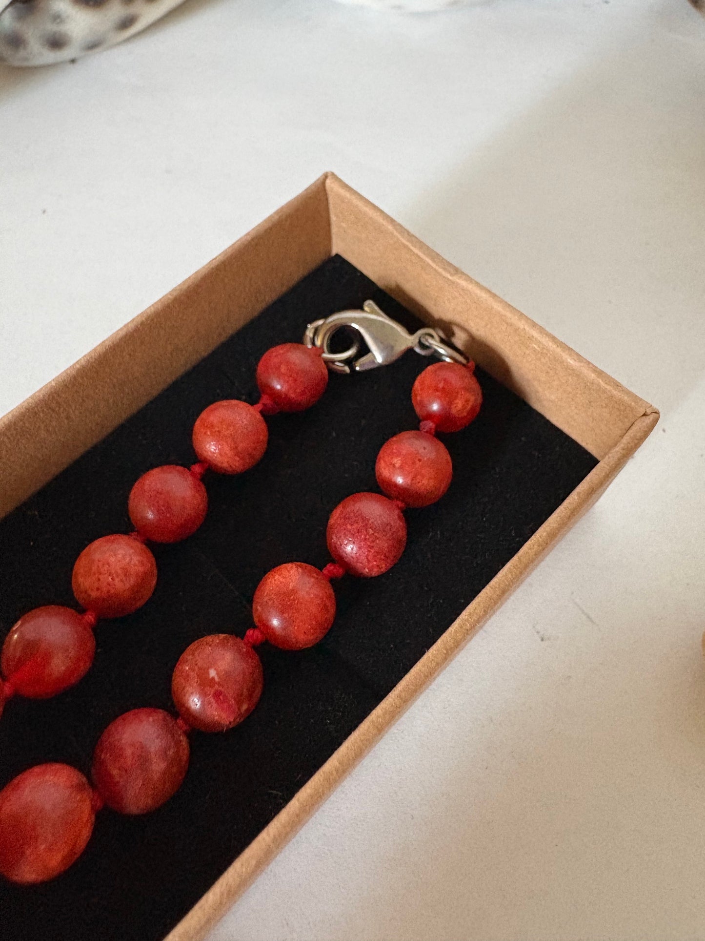 Vintage Korallenkette mit runden Kugeln in warmem Rot – 46 cm klassische Halskette