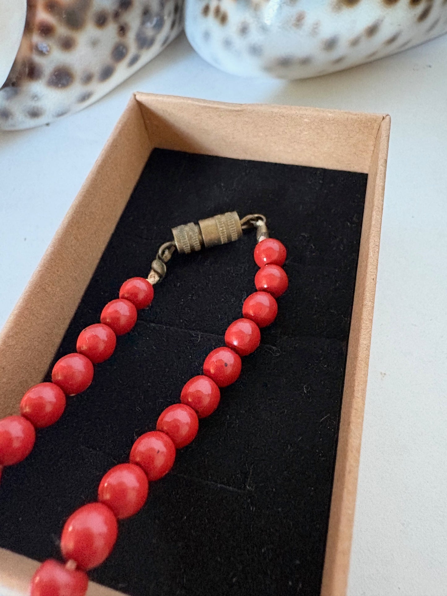 Lange Vintage Korallenkette mit Kugeln in intensivem Rot – 118 cm