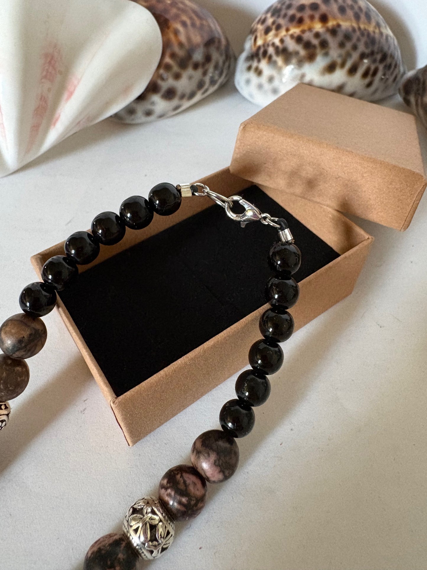 Boho Statement Halskette mit Rhodonit & Muschelanhänger – Handgefertigtes Unikat