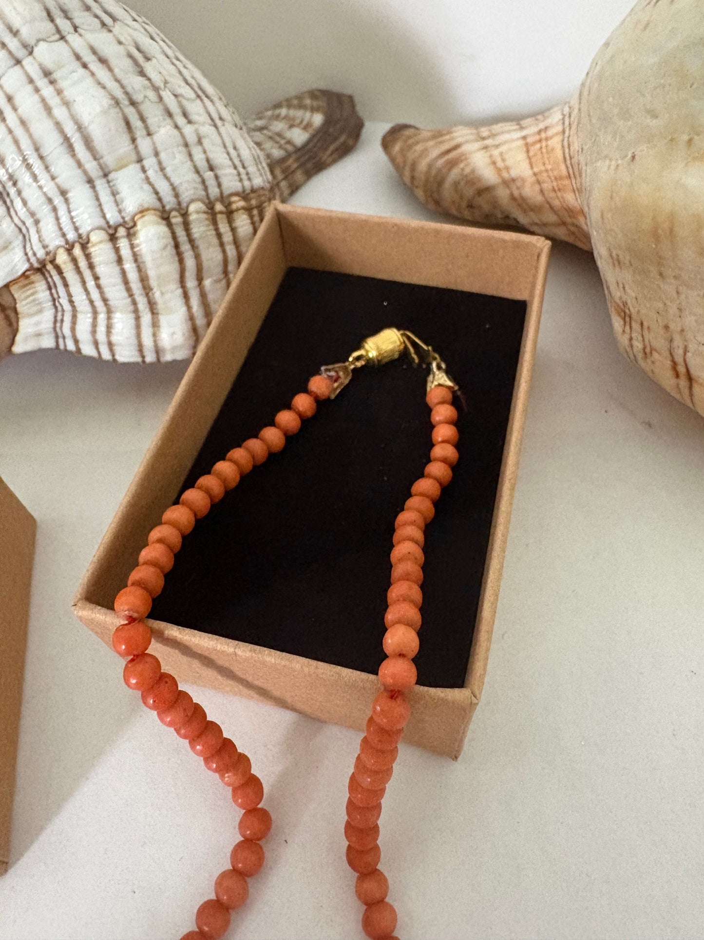 Vintage Korallenkette mit 333 Gold Tulpenverschluss – Fein abgestufte Rot-Orange Perlen – 42,5 cm