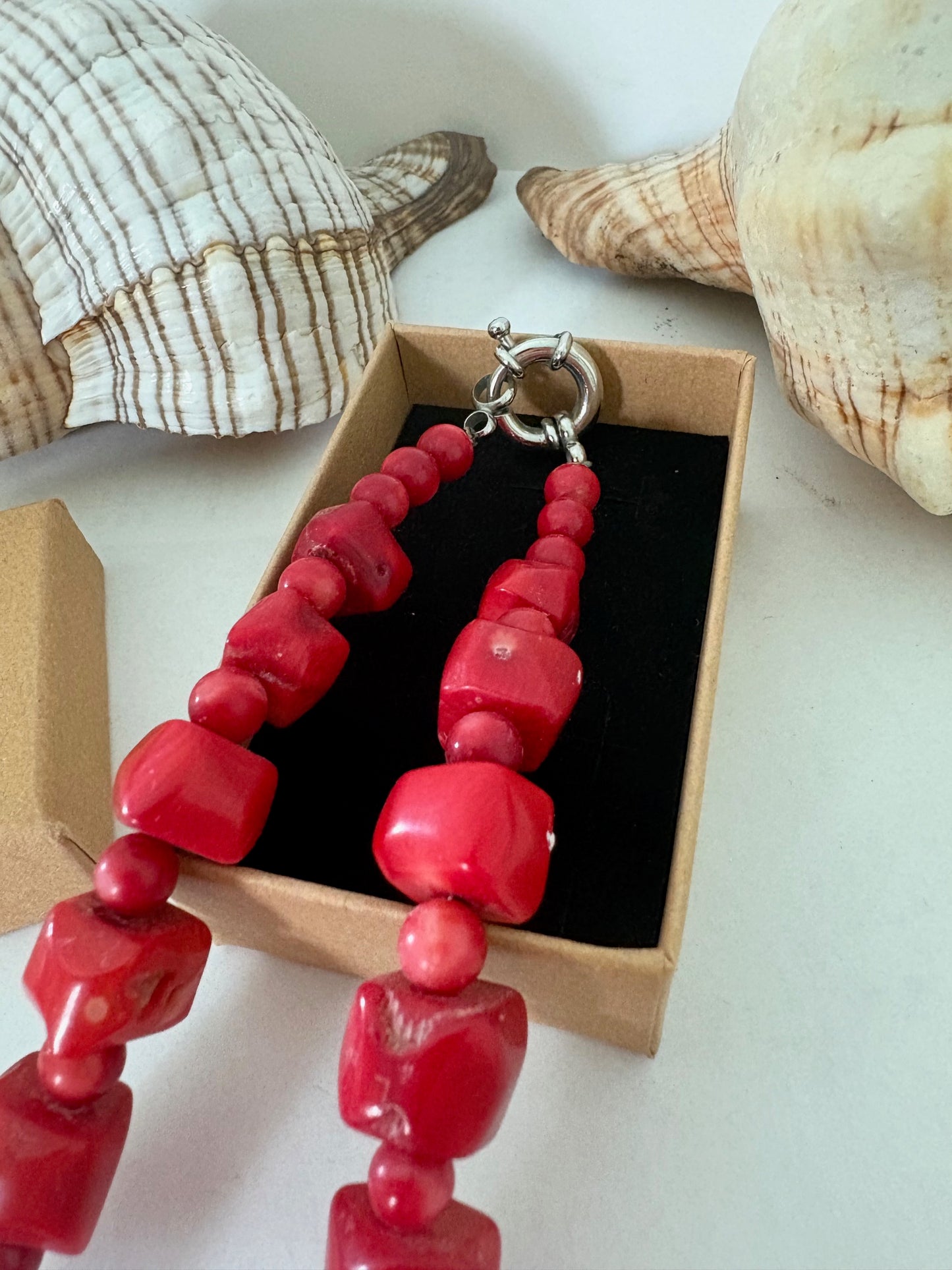 Klassische Vintage-Korallenkette in kräftigem Rot mit geometrischen Perlen