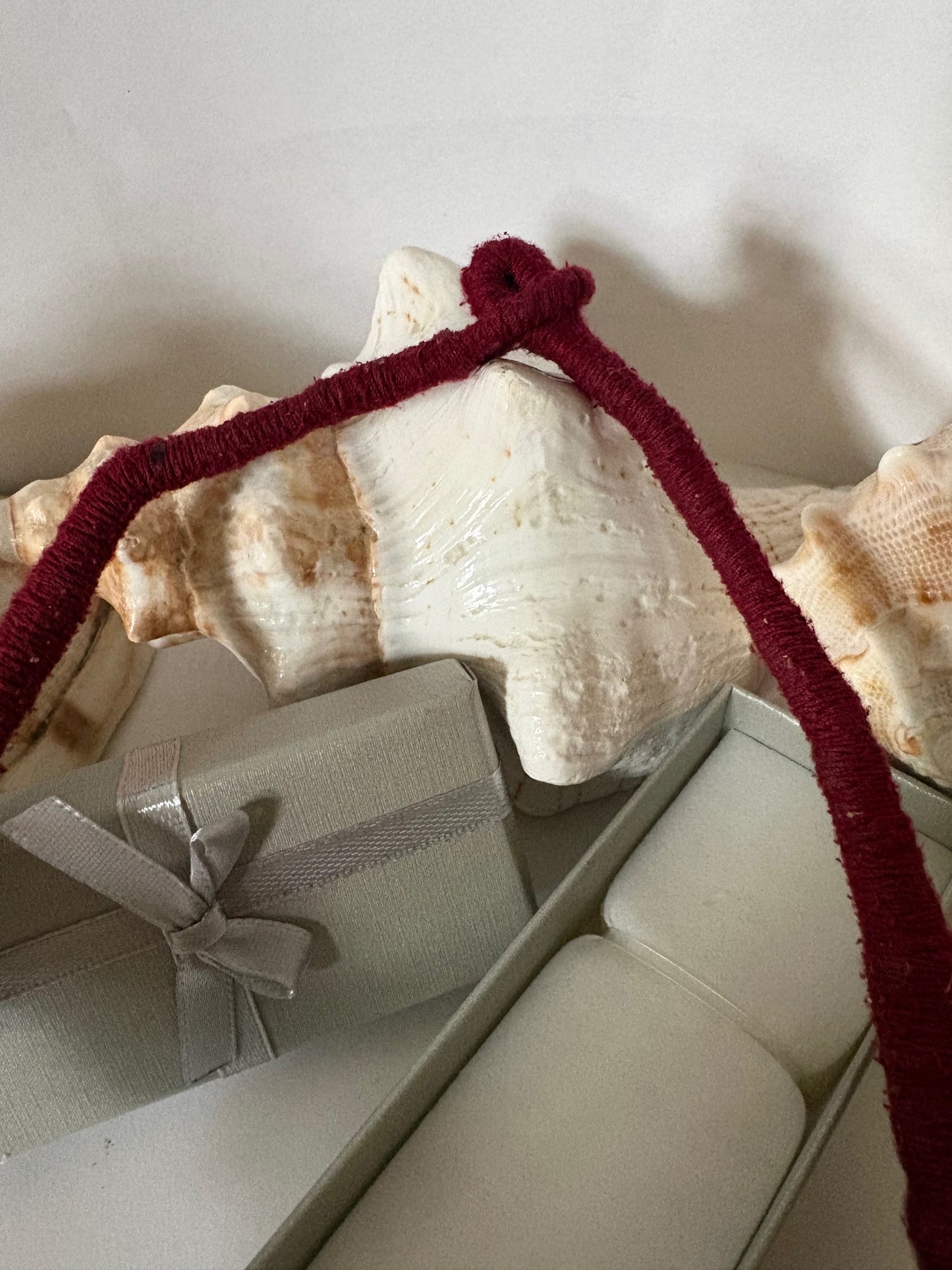 Vintage rote Korallenkette – opulentes Collier mit textiler Schnur, ca. 39 cm