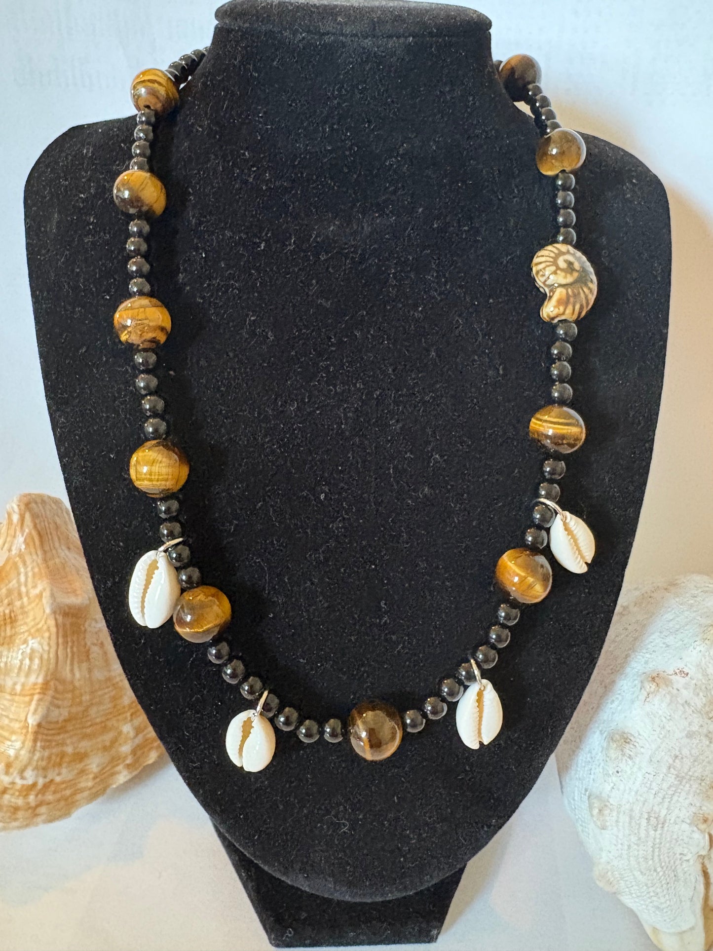 Handgefertigte Tigerauge-Muschelkette mit Schungit, Naturstein & Acryl