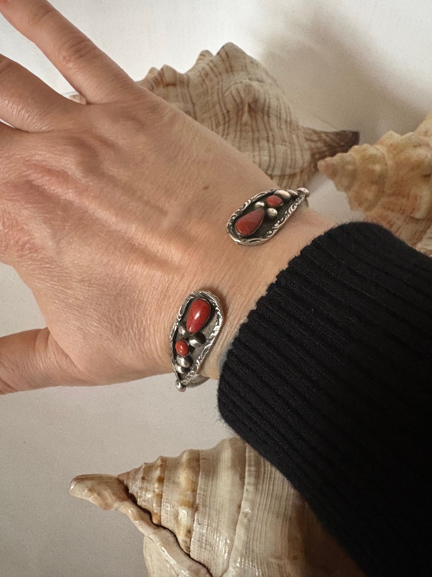 Silberner Vintage-Armreif mit roter Koralle – klassischer Statement-Armreif
