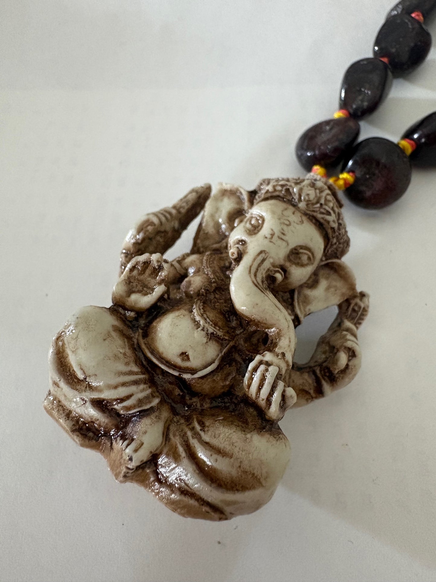 Lange handgefertigte Kette aus natürlichem Granat und Lachs-Koralle mit Ganesha-Anhänger (925 Silber)