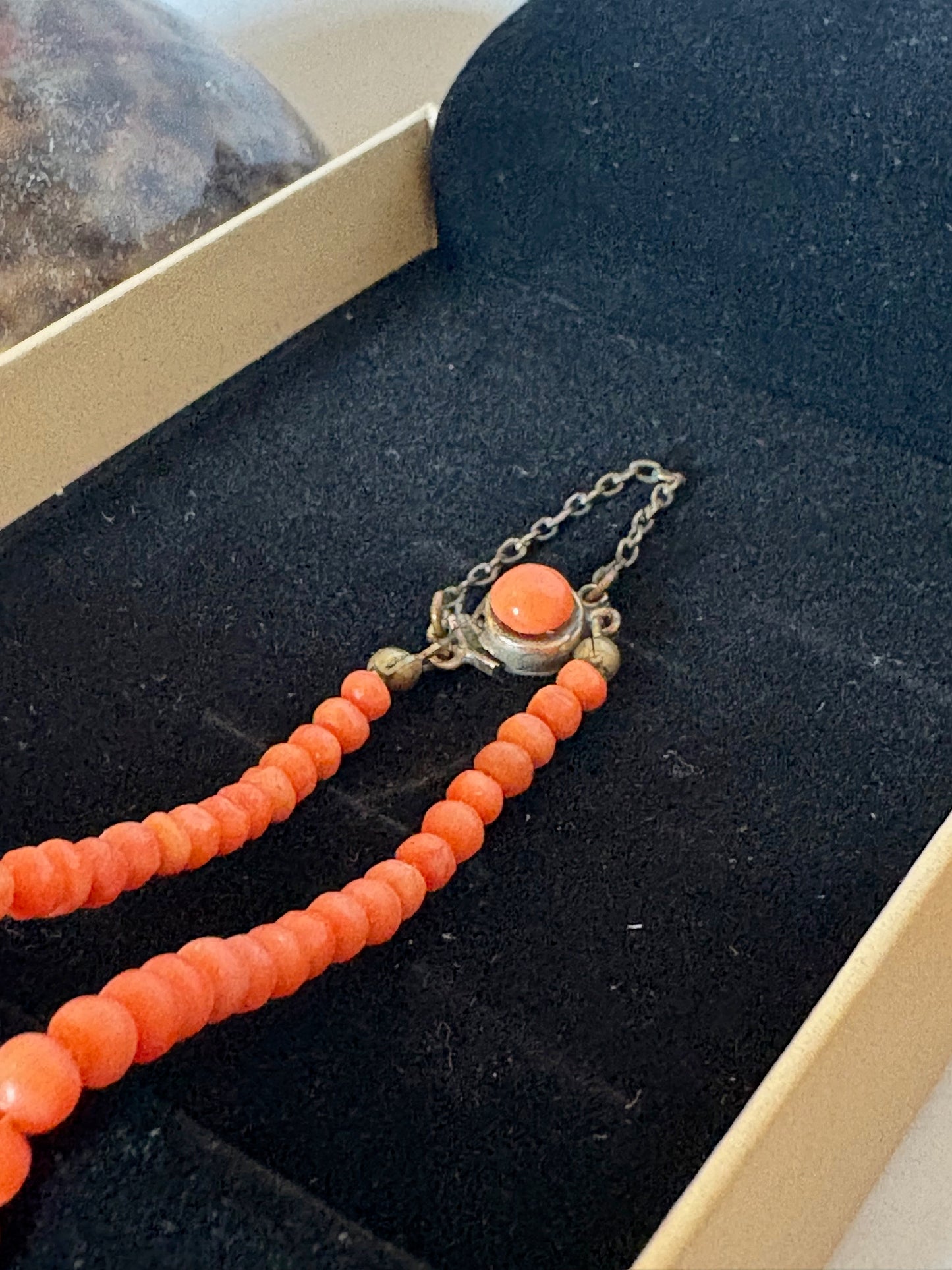 Lange Vintage Korallenkette 80 cm – Lachsrote Perlenkette mit Kastenschließe