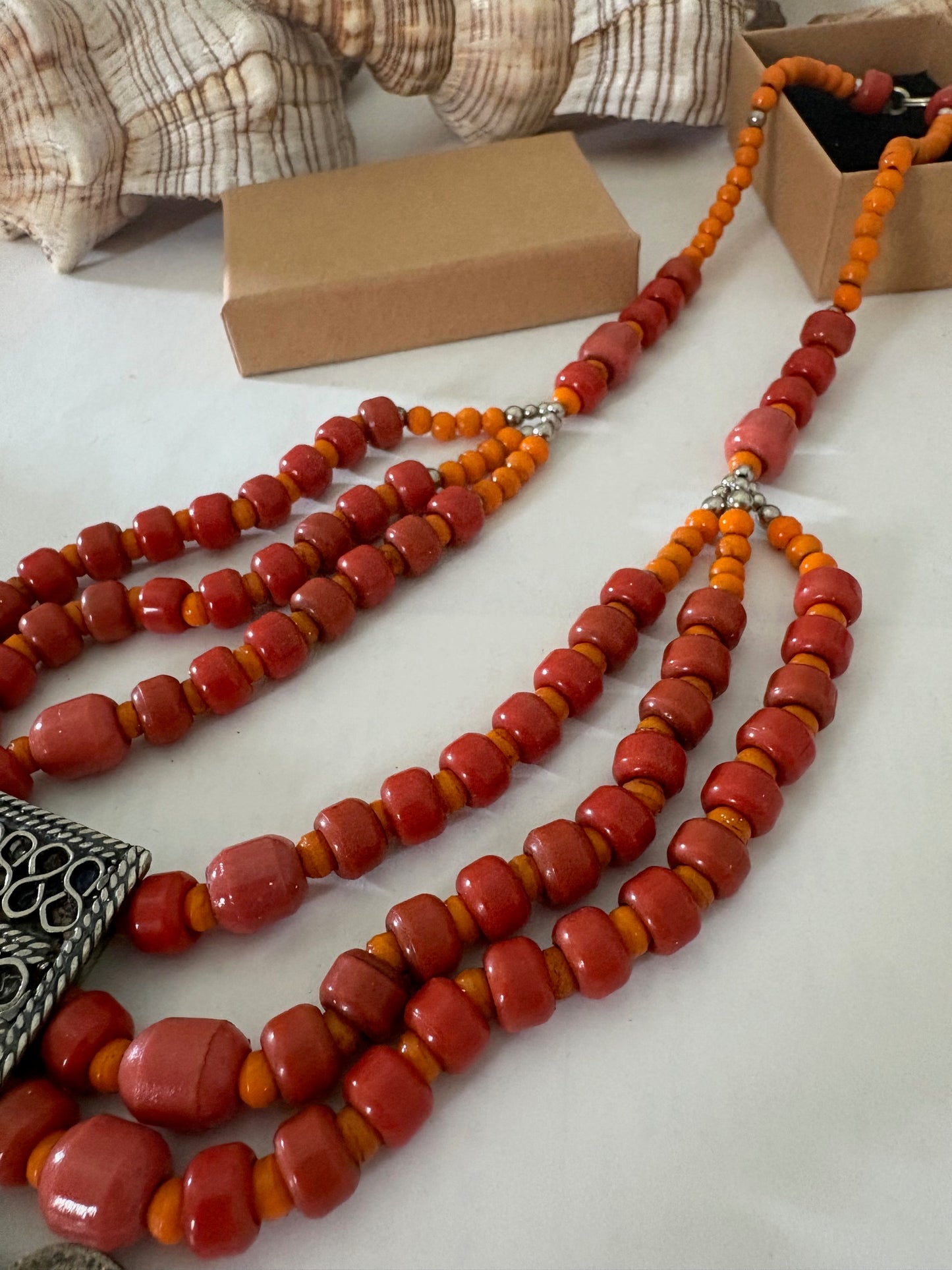 Klassische Vintage-Korallenkette in warmen Rot- und Orangetönen