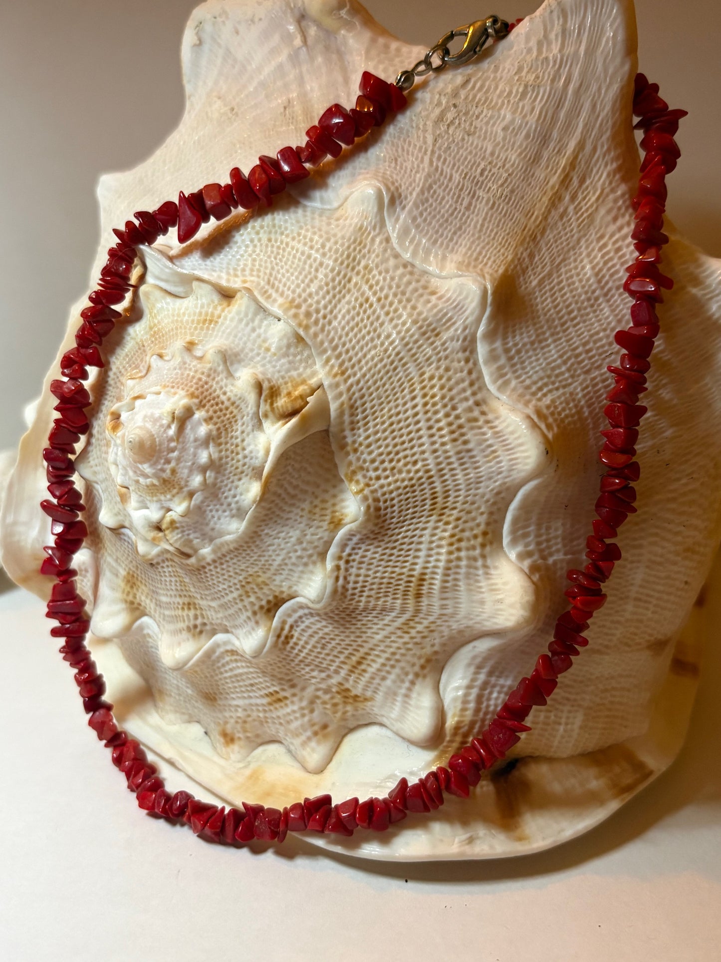 Vintage Korallenkette Kräftiges Rot – Halsnahe Naturform 39,5 cm