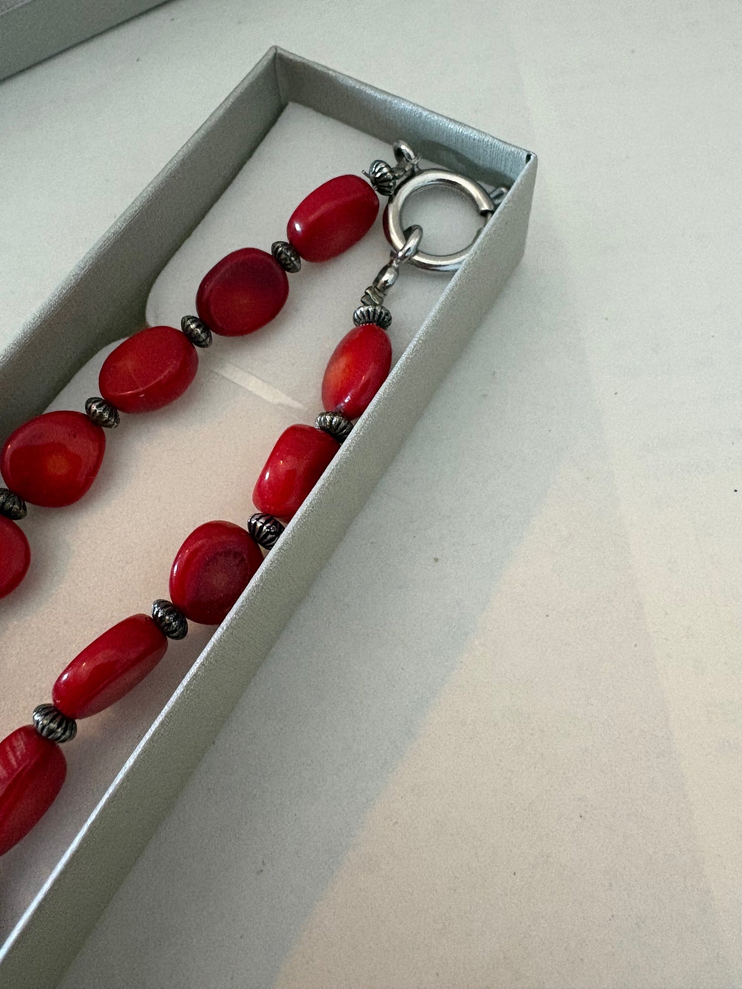 Lange Vintage Korallenkette 70 cm – Organisches Statement Collier in kräftigem Rot